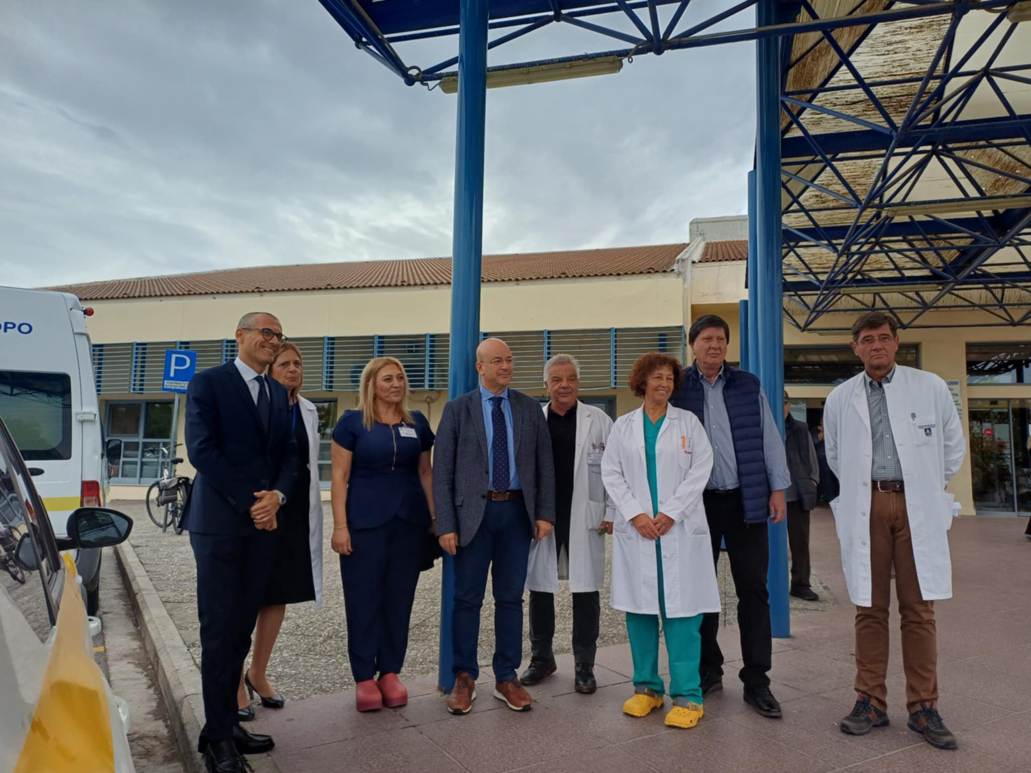 Τελετή παράδοσης οχήματος στο Πανεπιστημιακό για εξωτερικές αιμοληψίες (ΦΩΤΟ)