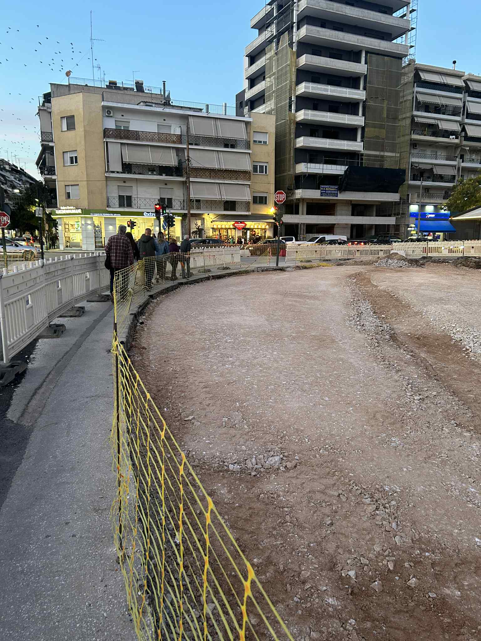 Φόβος στην Ηρ. Πολυτεχνείου: Περνανε δίπλα στα αυτοκίνητα οι πεζοί με ένα πλαστικό κιγκλίδωμα (ΦΩΤΟ+video)
