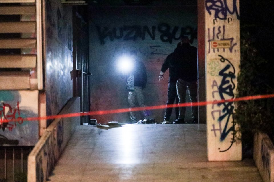 Έκρηξη σε παράρτημα του υπ. Αγροτικής Ανάπτυξης: Φθορές στην είσοδο, έρευνες της ΕΛΑΣ στο σημείο