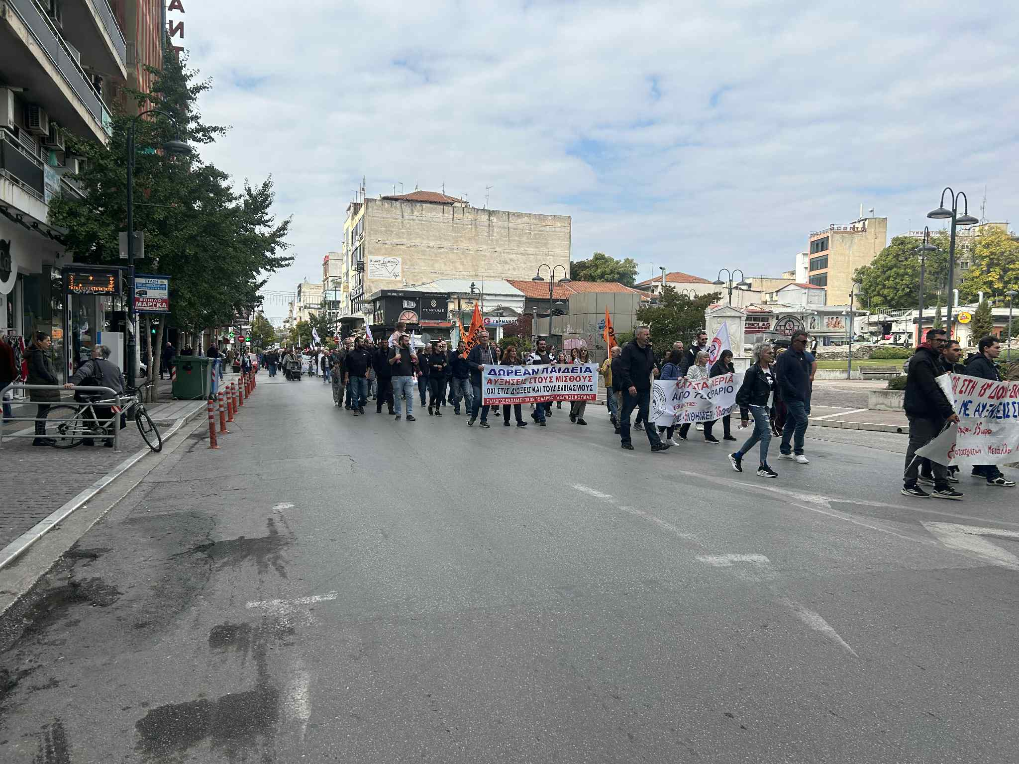 Πορεία και συνθήματα απεργών στο κέντρο της Λάρισας κατά του «αντεργατικού» νομοσχεδίου (ΦΩΤΟ+video)