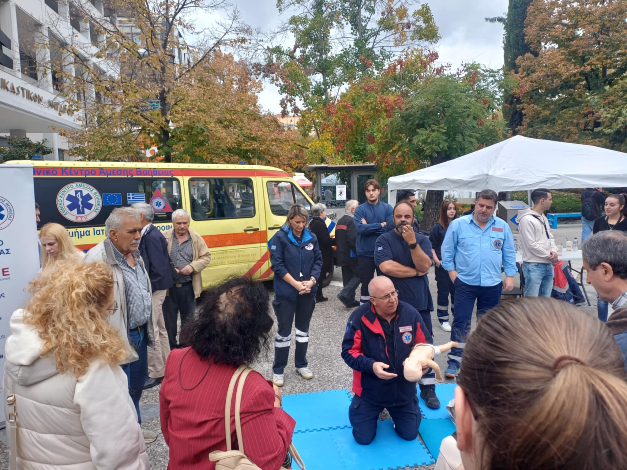 Ανοιχτή επίδειξη στους πολίτες του ΚΑΡΠΑ από το ΕΚΑΒ στη Λάρισα (ΦΩΤΟ