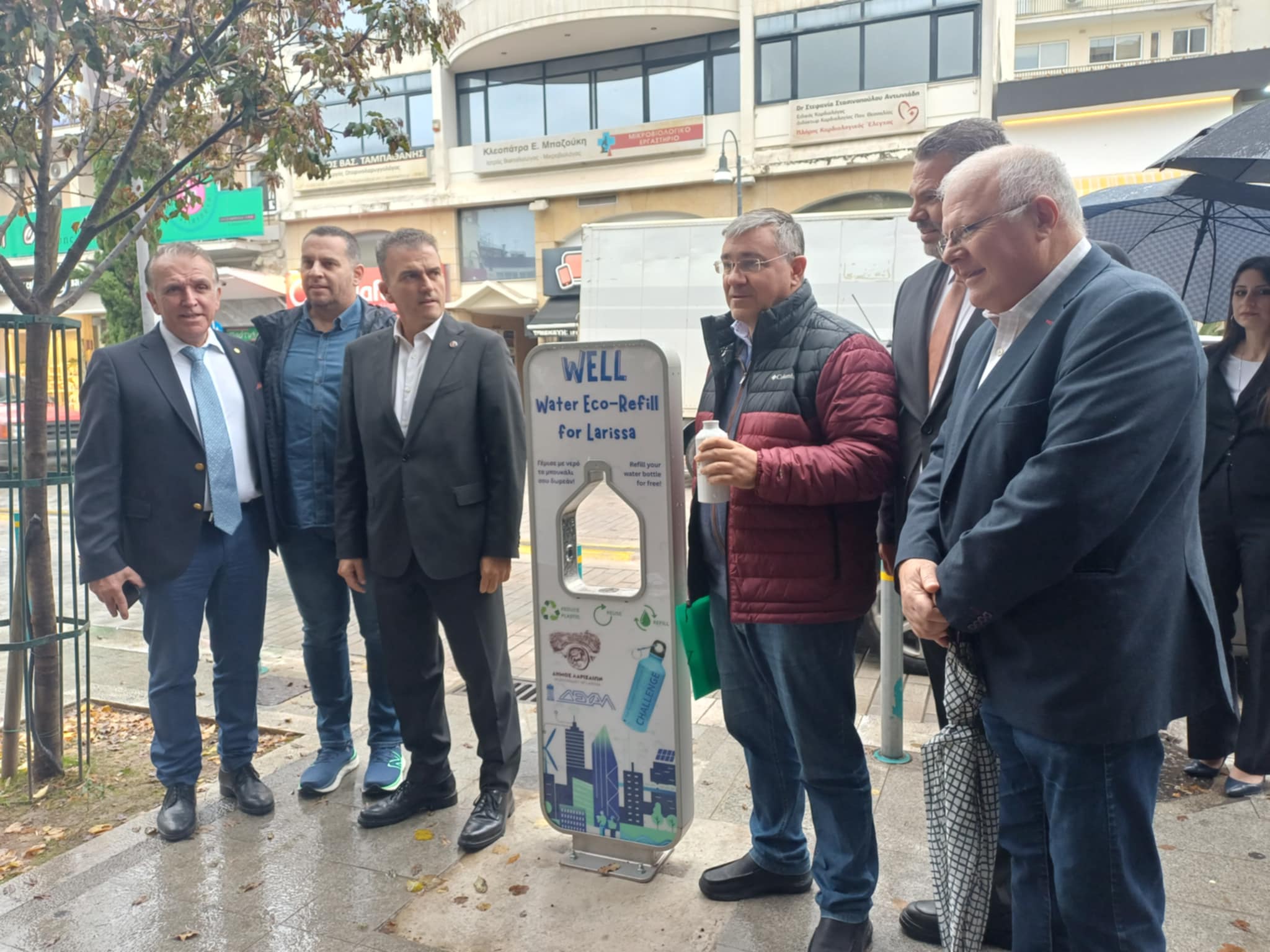 Τέσσερις «έξυπνες» βρύσες εγκαταστάθηκαν σε κεντρικά σημεία της Λάρισας- η επίδειξη στον Γραφάκο και η ...πλάκα Μαμάκου