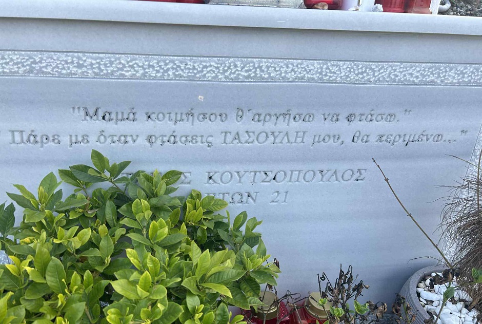 Συγκινεί ο παππούς του αδικοχαμένου Τάσου Κωτσόπουλου: κάθε Κυριακή έρχεται από Καρδίτσα στα Τέμπη κι ανάβει ένα κερί  (ΦΩΤΟ)