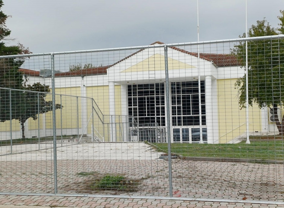 Αστακό θυμίζει με την περίφραξη το συνεδριακό ΓΑΙΠΟΛΙΣ όπου θα φιλοξενηθεί η δίκη των Τεμπών (ΦΩΤΟ)