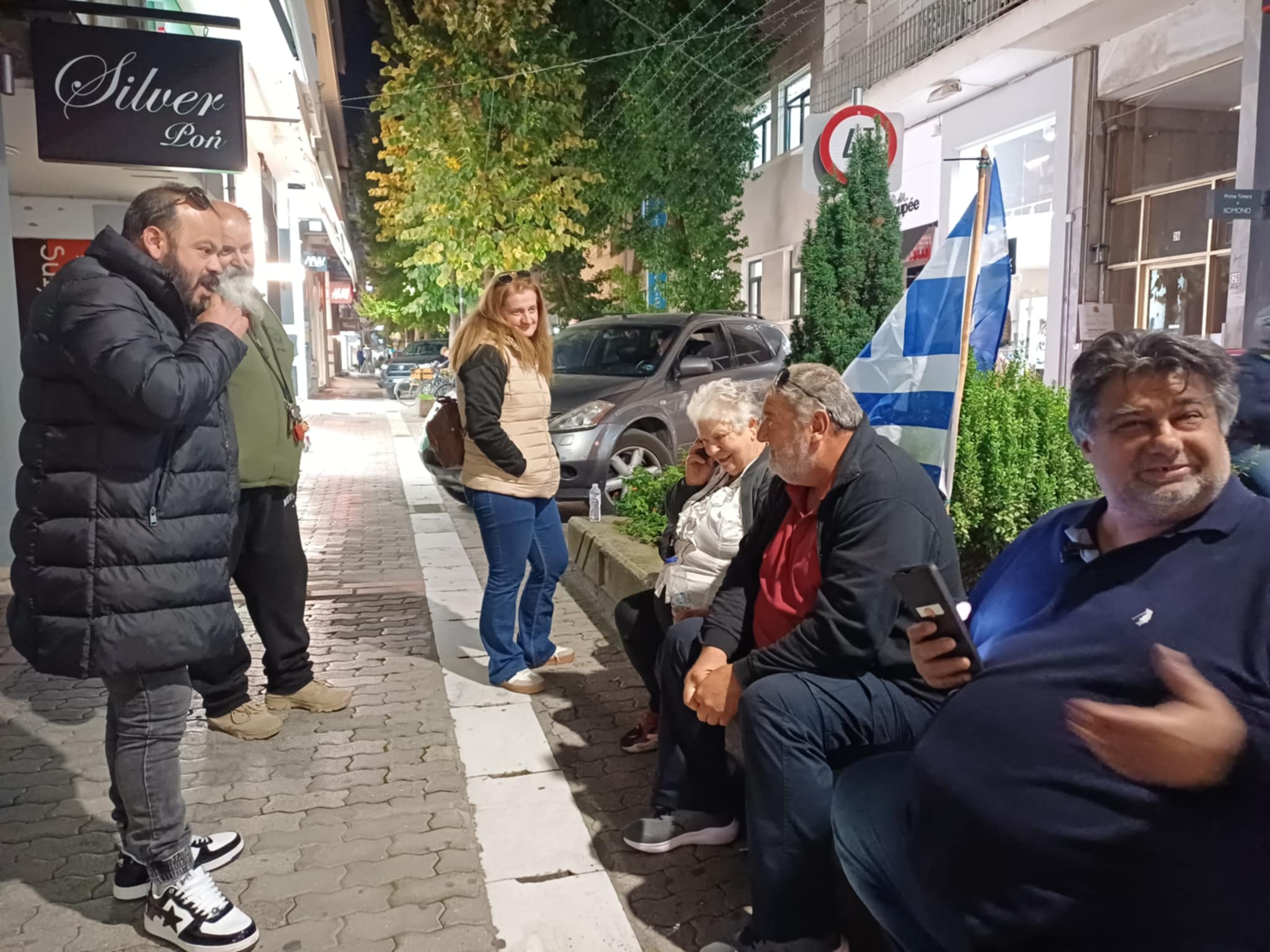 Παραμένουν και το βράδυ έξω από τα γραφεία του Κέλλα οι κτηνοτρόφοι, ζητούν να τον συναντήσουν