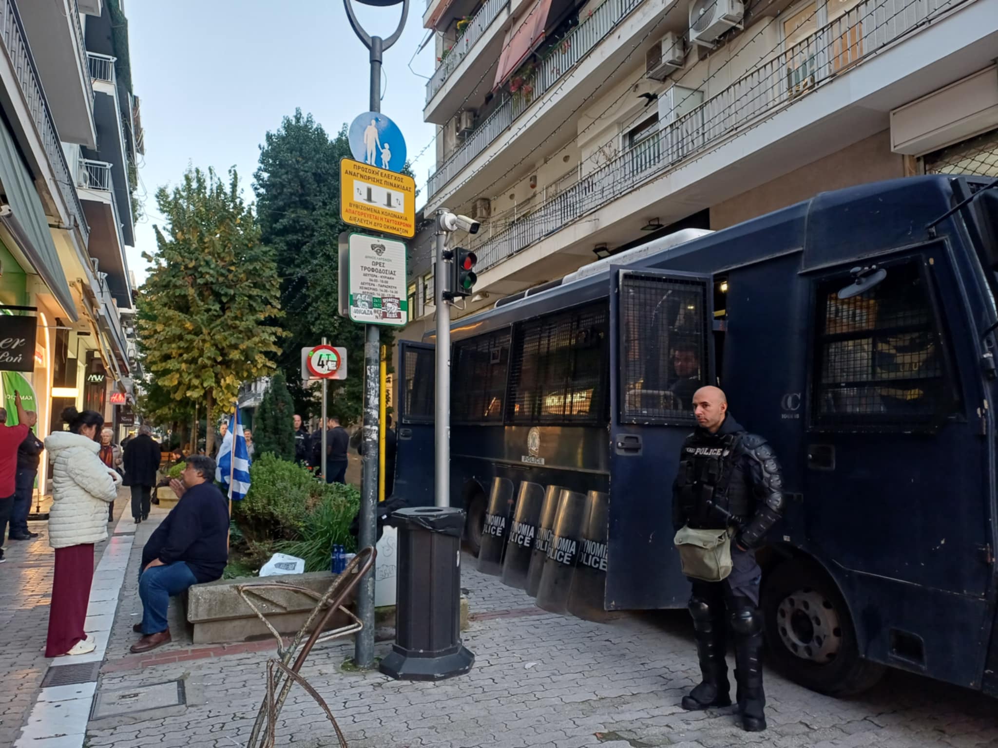 Λάρισα: Σε απεργία πείνας κτηνοτρόφος έξω από το γραφείο του Χρήστου Κέλλα