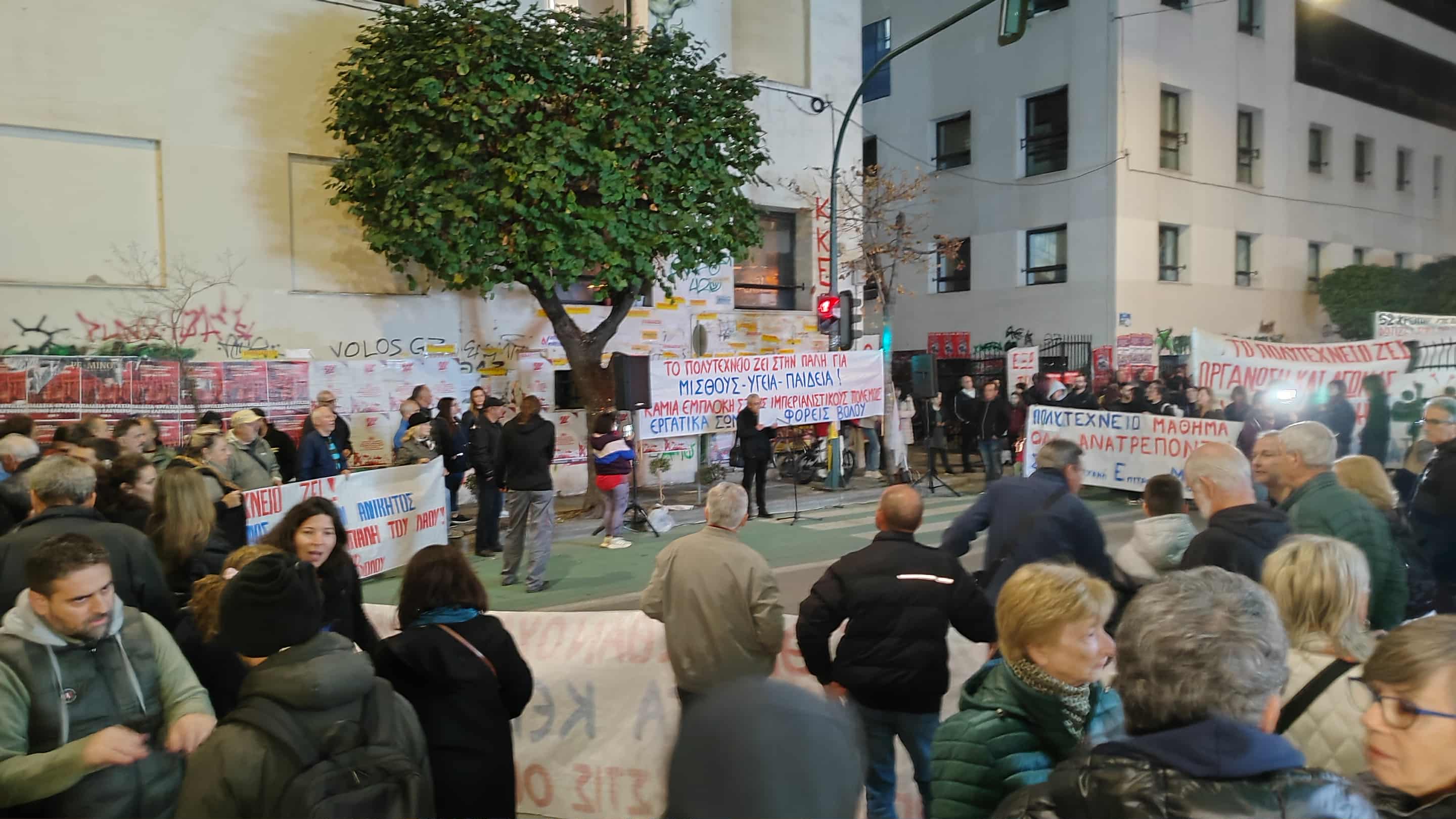 Βόλος: Σε εξέλιξη η πορεία για το Πολυτεχνείο χωρίς -εκτροπα προς το παρόν (ΦΩΤΟ)