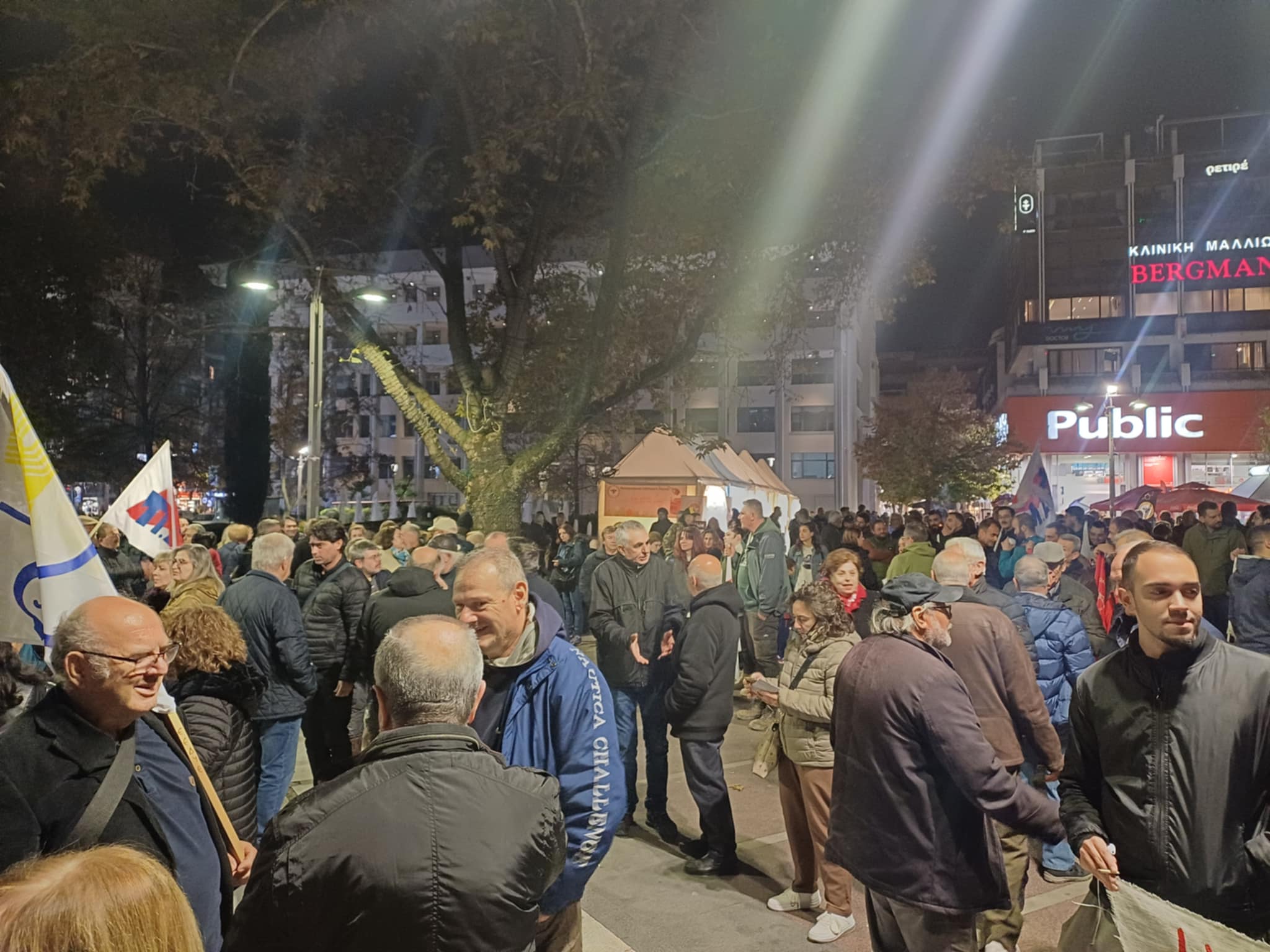 Με συνθήματα για δημοκρατία. ειρήνη, δικαιοσύνη η μεγάλη συγκέντρωση για το Πολυτεχνείο στην κεντρική παλτεία (ΦΩΤΟ)