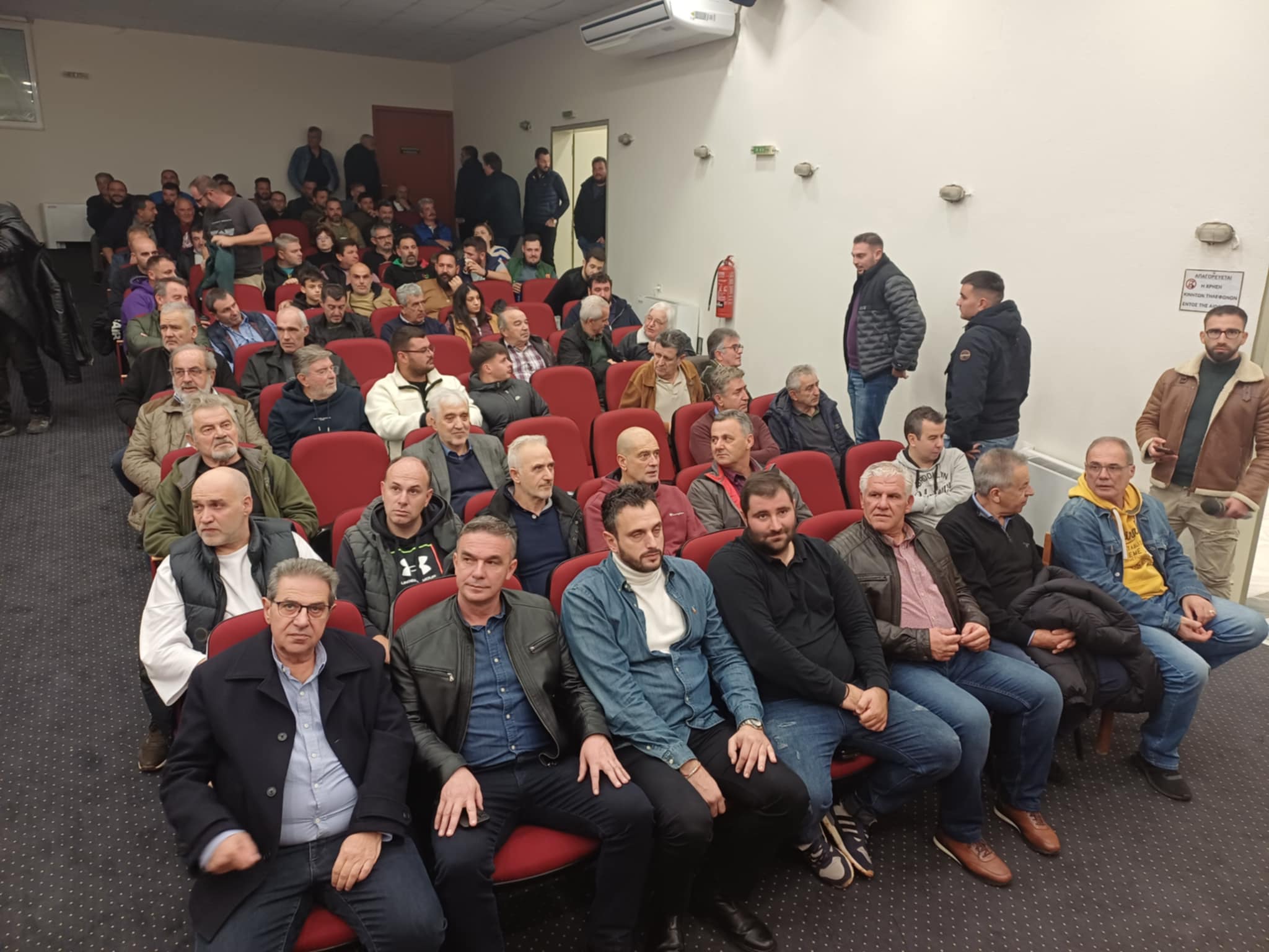 Με στόχο ένα ενιαίο πανθεσσαλικό μπλόκο οι αγρότες συνεδριάζουν αυτή την ώρα στα Φάρσαλα (ΦΩΤΟ)