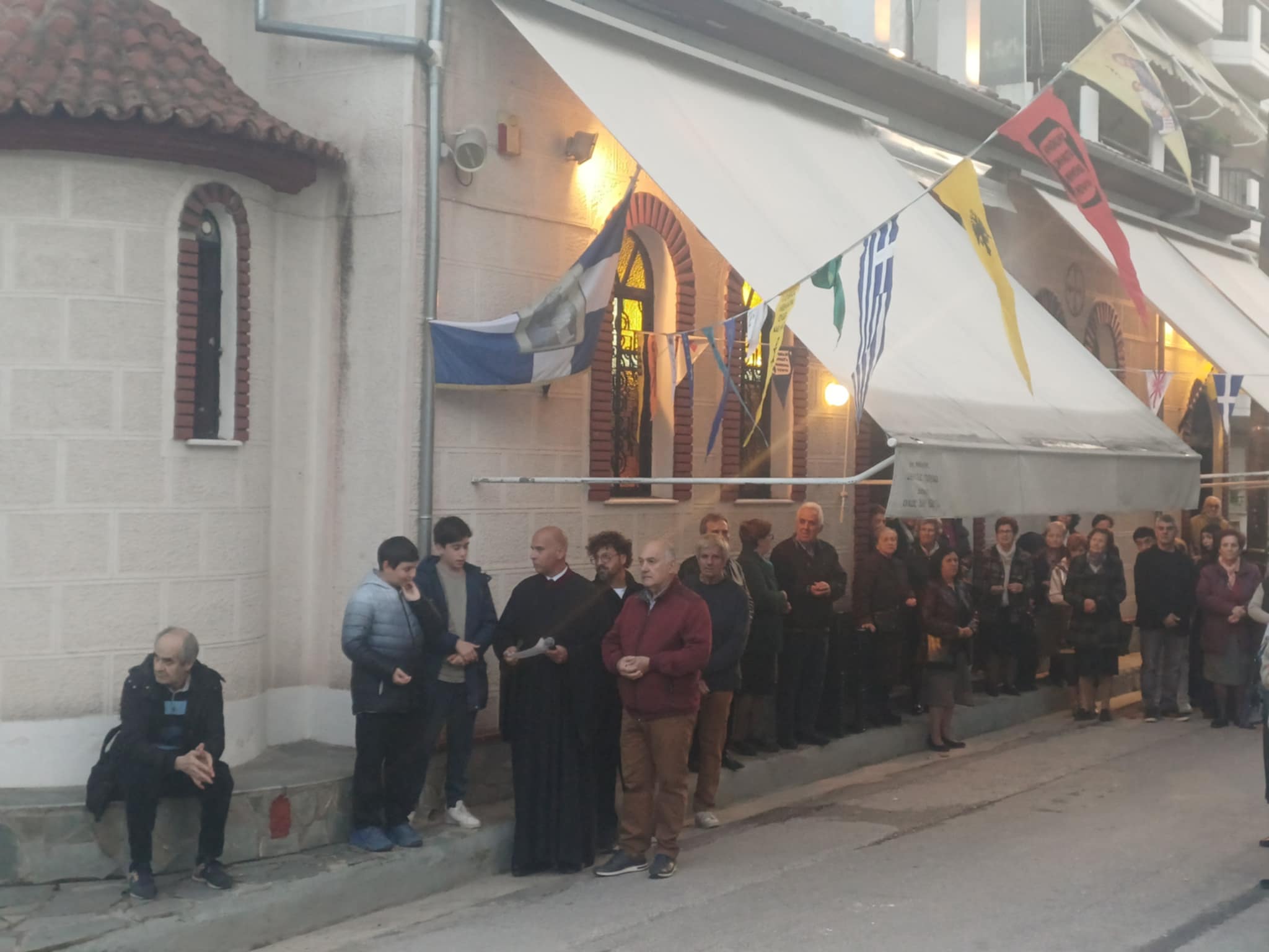 Πλήθος πιστών στη Λάρισα υποδέχτηκε τμήμα του Ιερού λειψάνου του Αγίου Στυλιανού (ΦΩΤΟ+video)