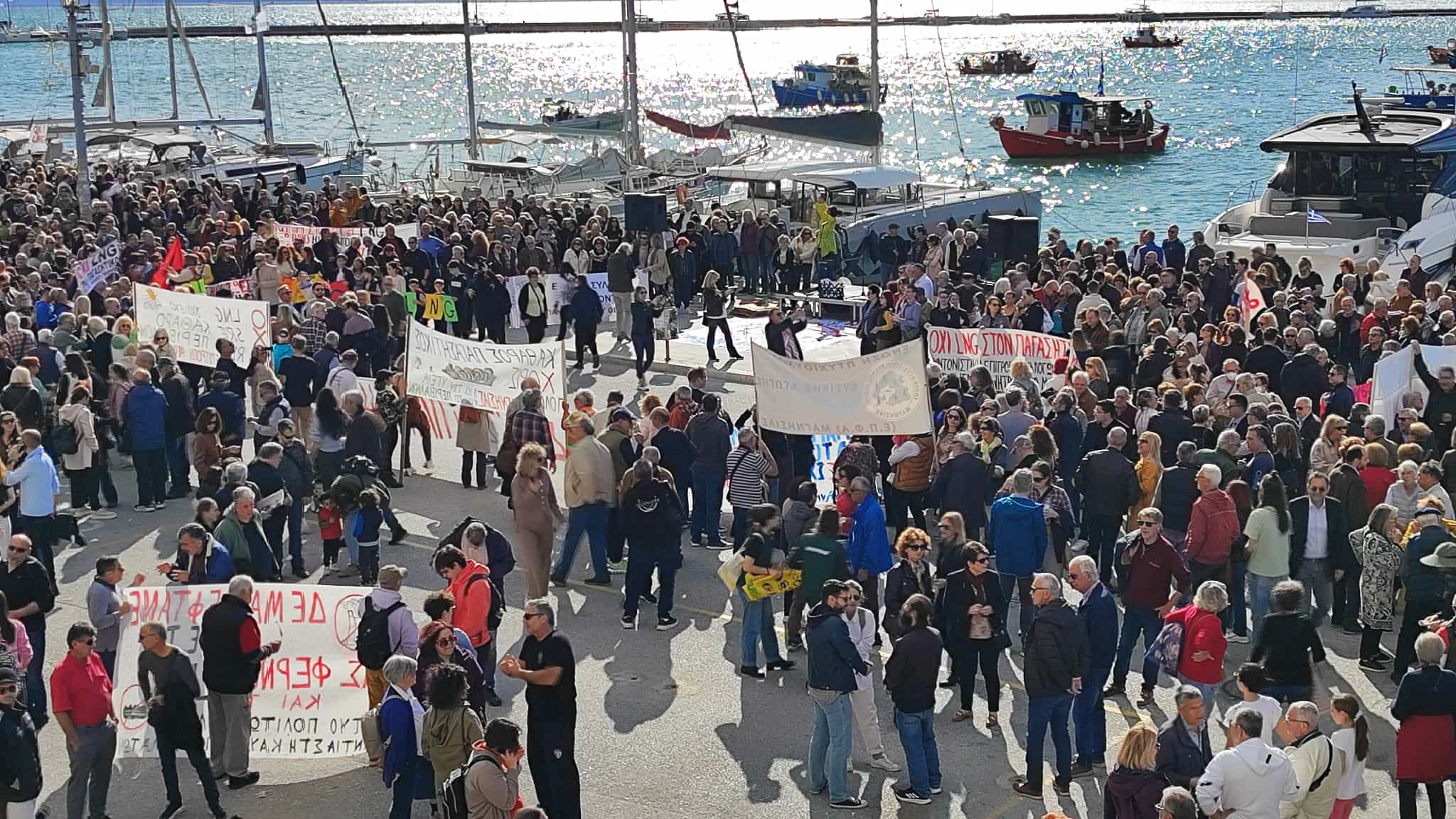 Χιλιαδες Πολίτες στην παραλία βροντοφωνάζουν ΟΧΙ  LNG  στον Παγασητικό (ΦΩΤΟ)