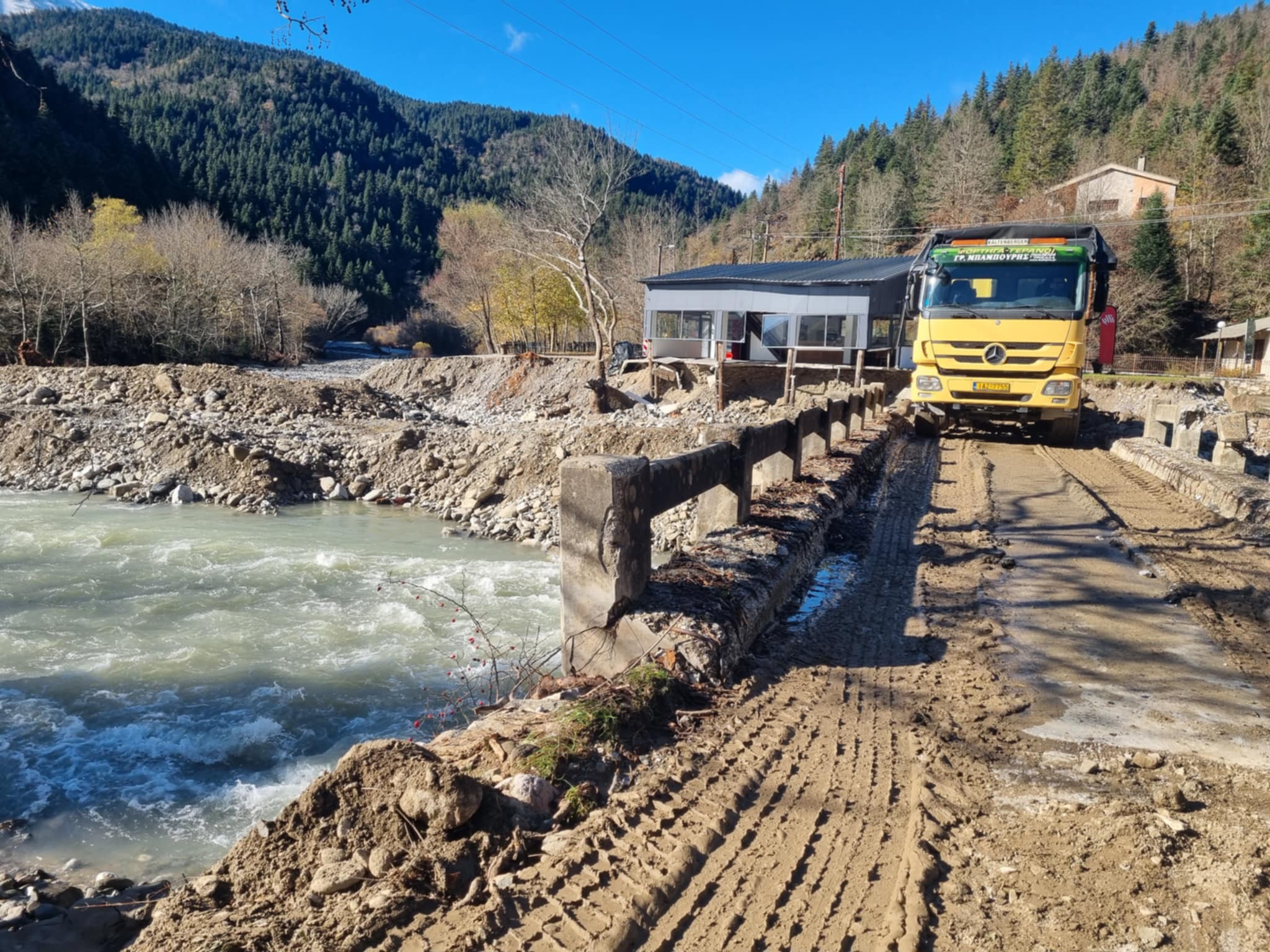 Συνεχίζονται εργασίες αποκατάστασης στον Ασπροπόταμο εν αναμονή νέου κύματος από αύριο (ΦΩΤΟ+video)
