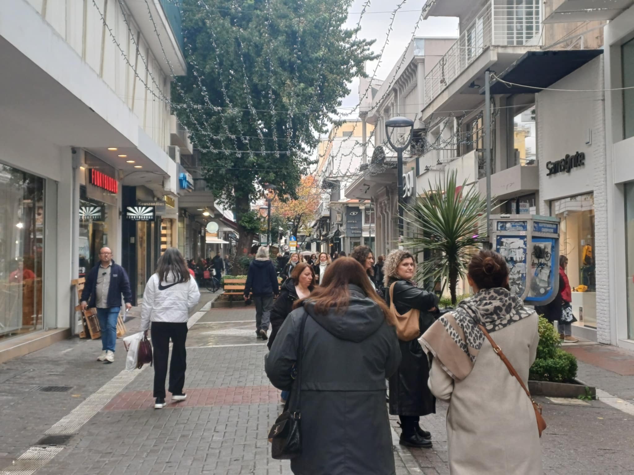 Σε ρυθμούς Black Friday η αγορά της παρά το ψιλόβροχο (ΦΩΤΟ)