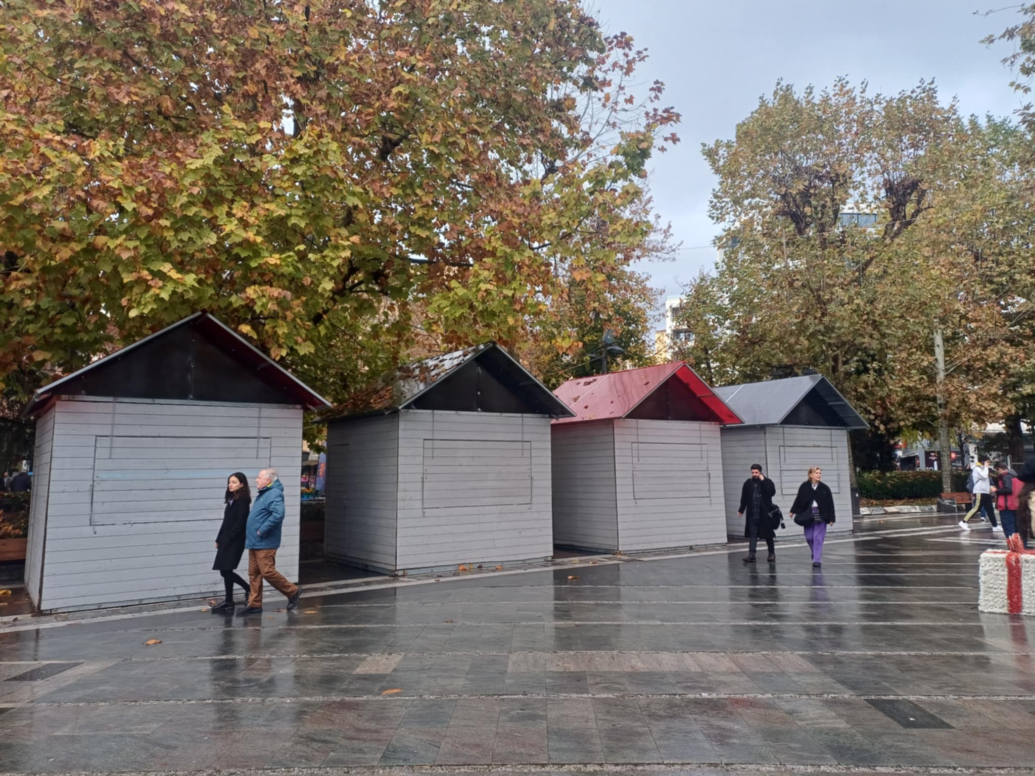 Ετοιμασίες στην κεντρική πλατεία της Λάρισας  για το άναμμα του δένδρου την Δευτέρα 1η Δεκεμβρίου (ΦΩΤΟ)