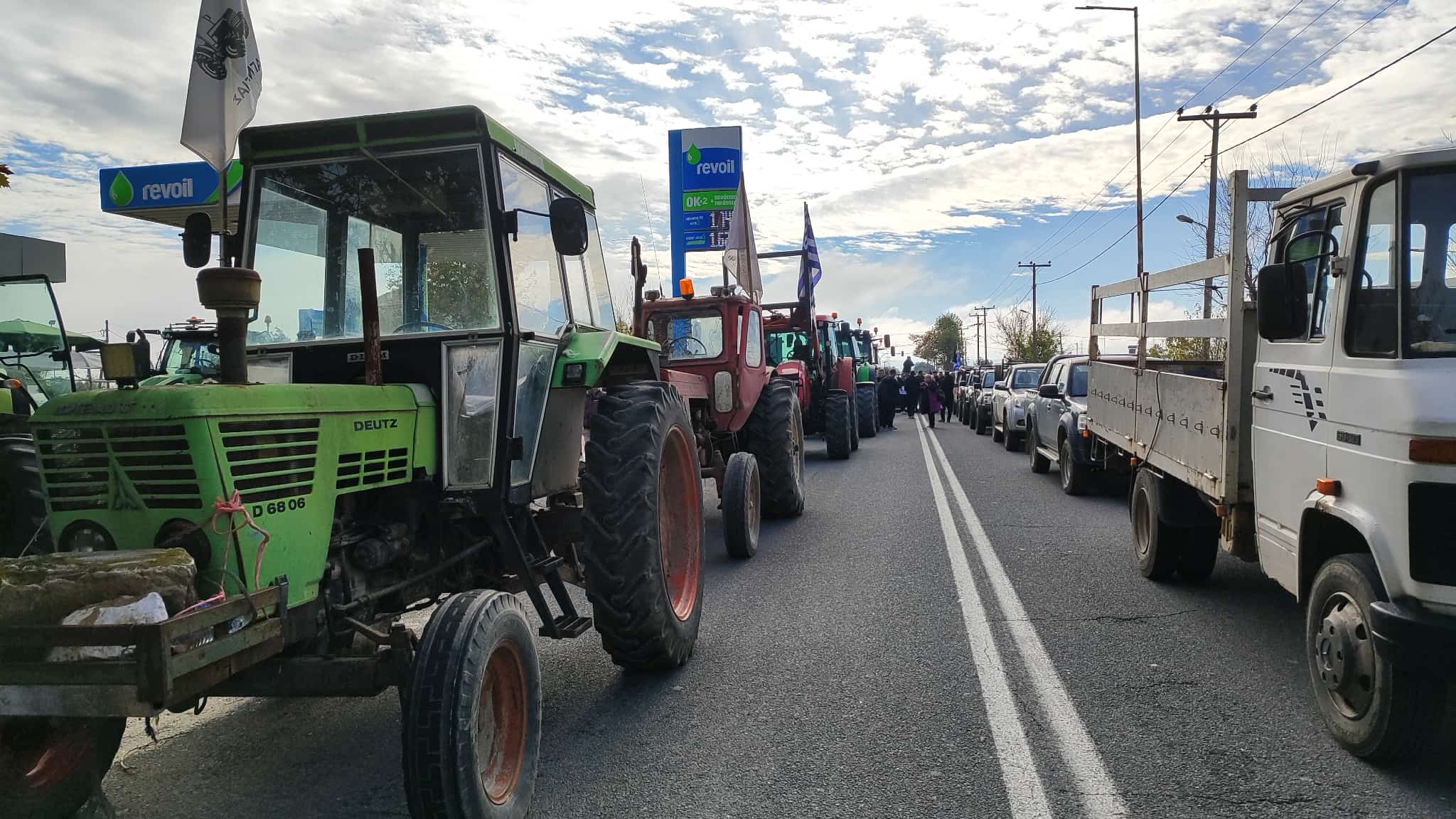 Ένταση στον κόμβο της Νίκαιας- τα ΜΑΤ εμποδίζουν τους αγρότες να ανεβασουν τρακτερ στην Εθνική (ΦΩΤΟ+video)