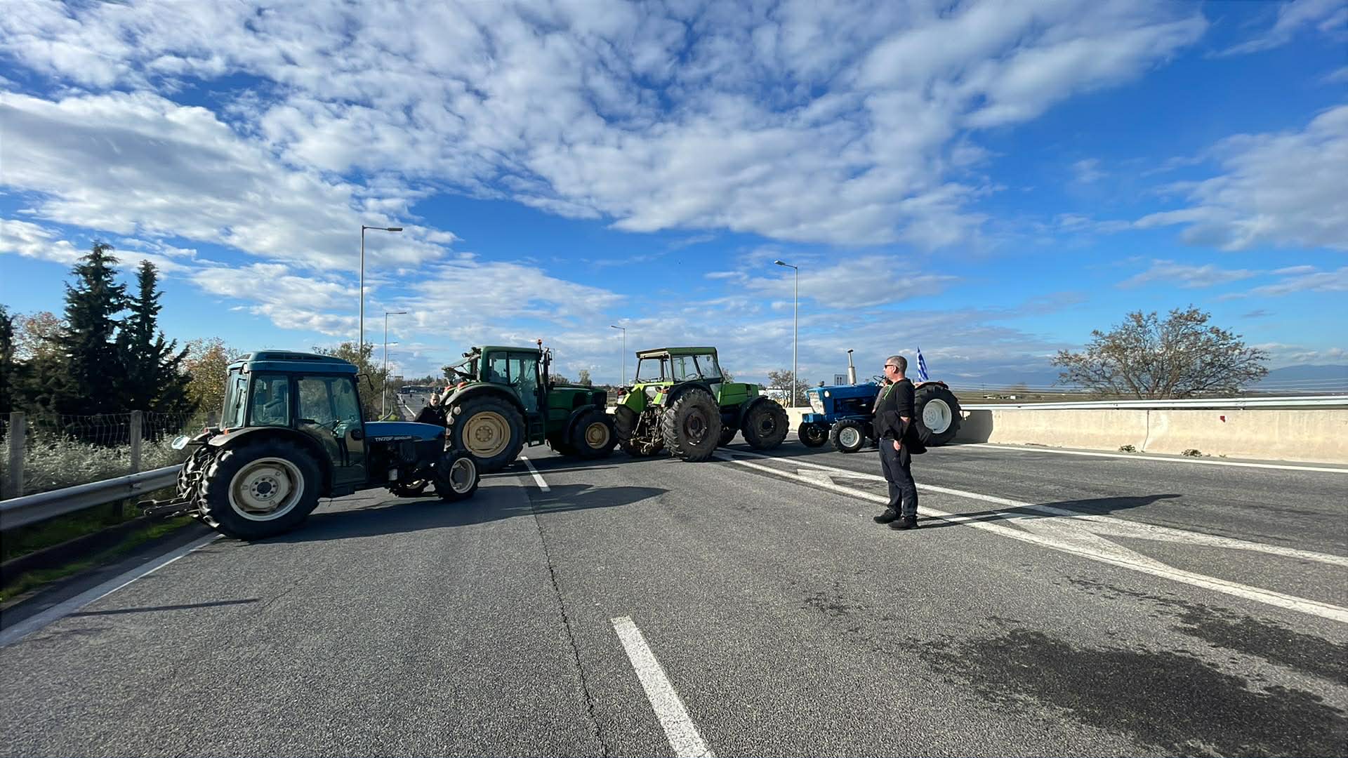 Γνωστός ναγροτοσυνδικαλιστής της Λάρισας στο πανεπιστημιακό μετά ατ εεπεισόδια μετα ΜΑΤ στη Νίκαια (ΦΩΤΟ+video)