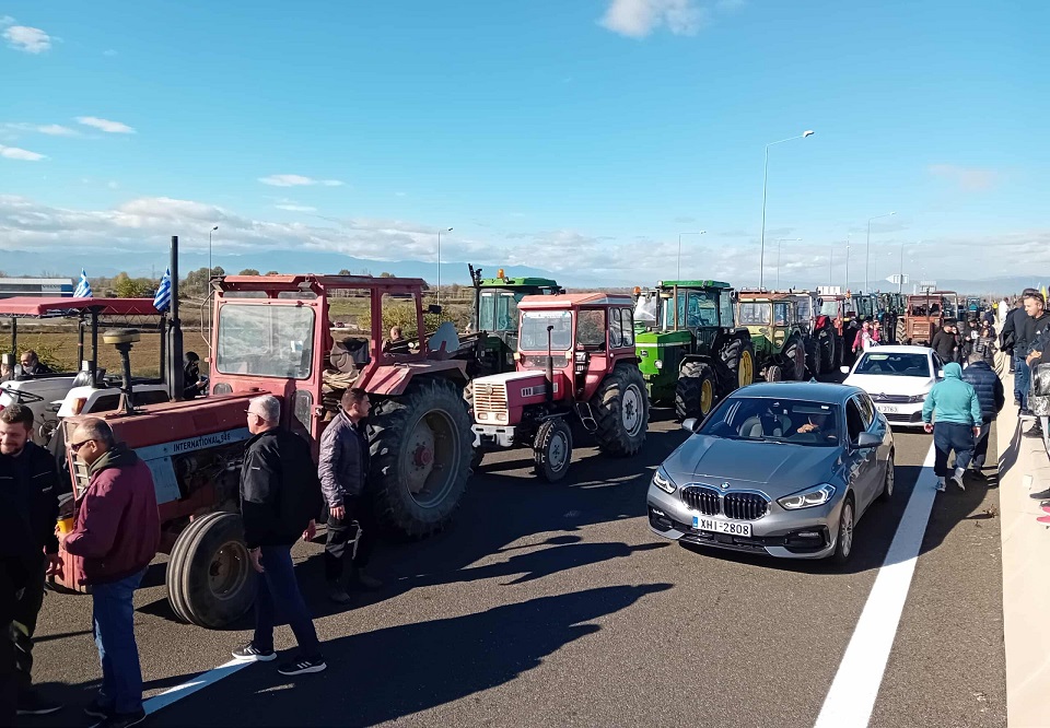 “Λύσεις εδώ και τώρα ζητούν” οι αγρότες της Καρδίτσας που παραμένουν πάνω στον Ε 65 (φωτο +video)