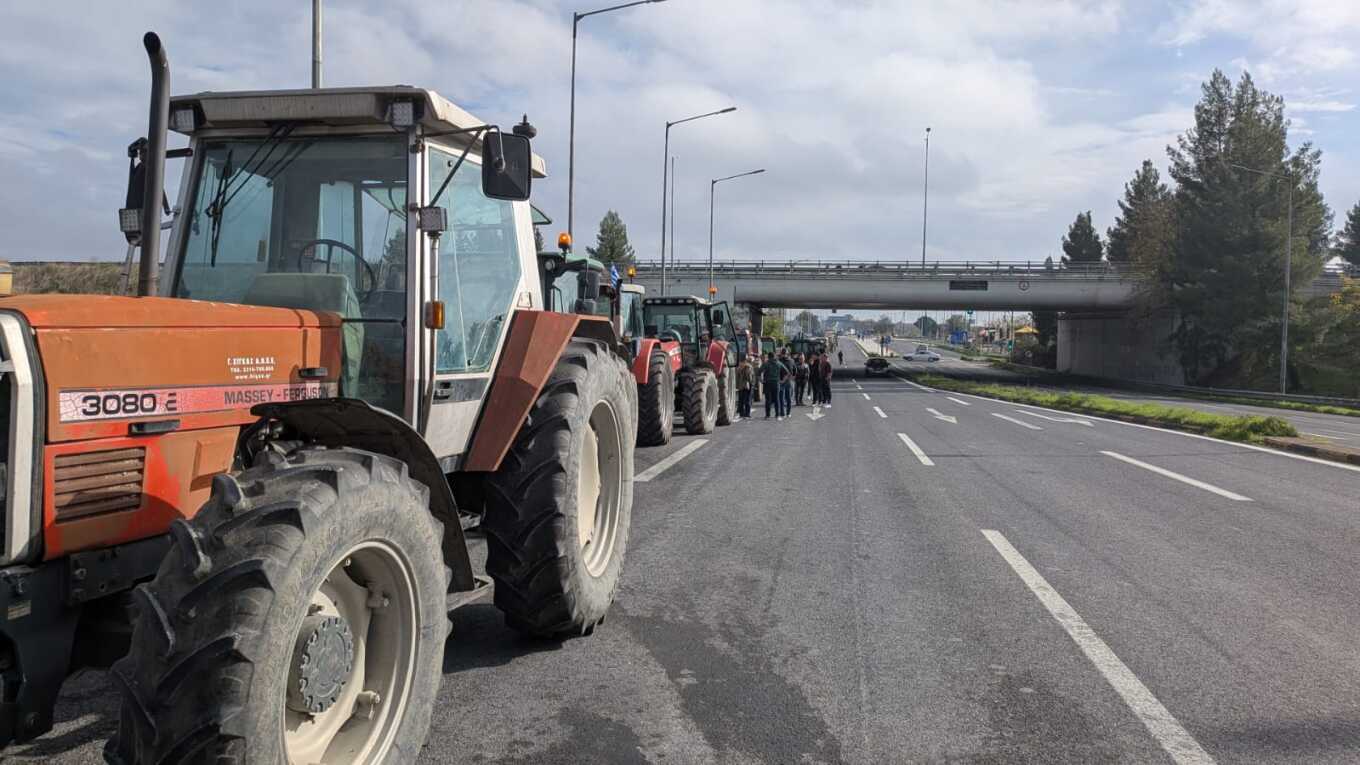 Απεκλεισαν και την ΠΑΘΕ οι αγρότες στη Νίκαια μετά τον Ε-65- κομμένη στα δύο η Ελλάδα (ΦΩΤΟ+video)