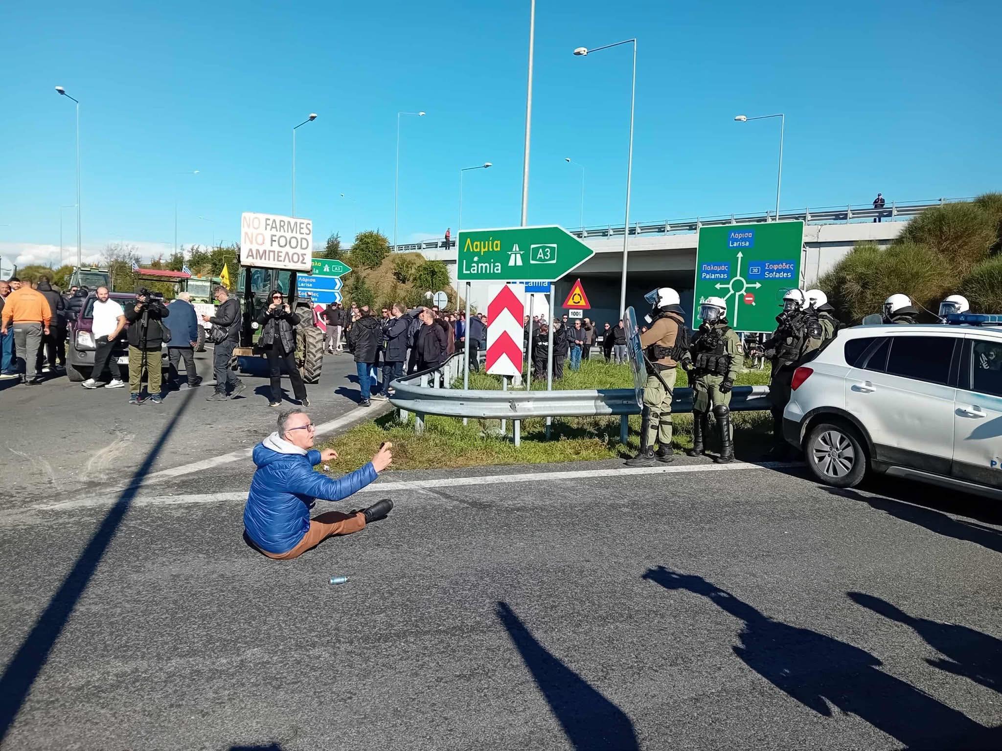 Τρεις συλλήψεις στα επεισόδια με ΜΑΤ και αγρότες στη Λάρισα