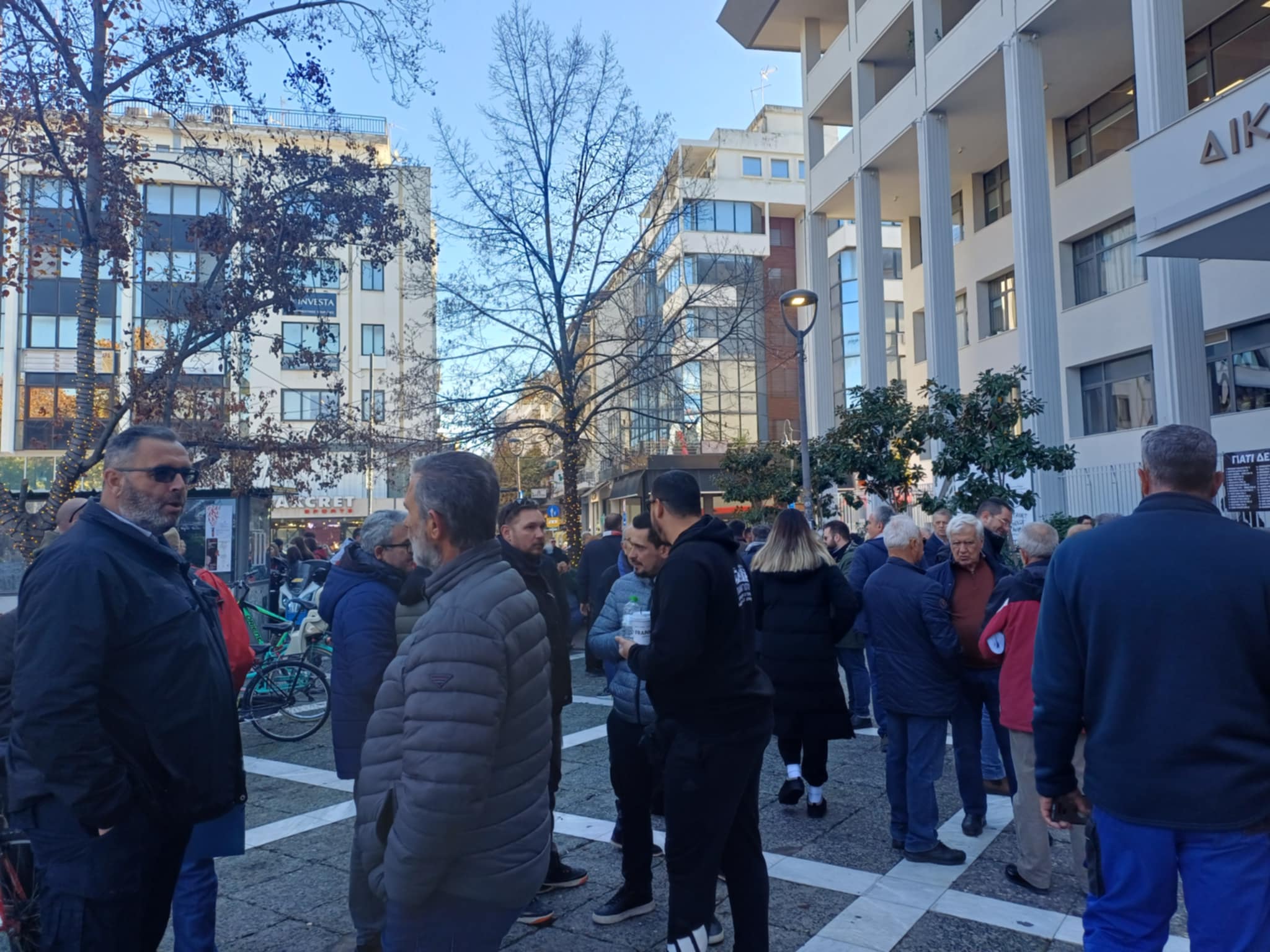 Δύο κόσμοι συναντώνται στην κεντρική πλατεία της Λάρισας: Οι αγρότες στο συλλαλητήριο αλληλεγγύης και η...εξέδρα της Πέγκυς Ζ