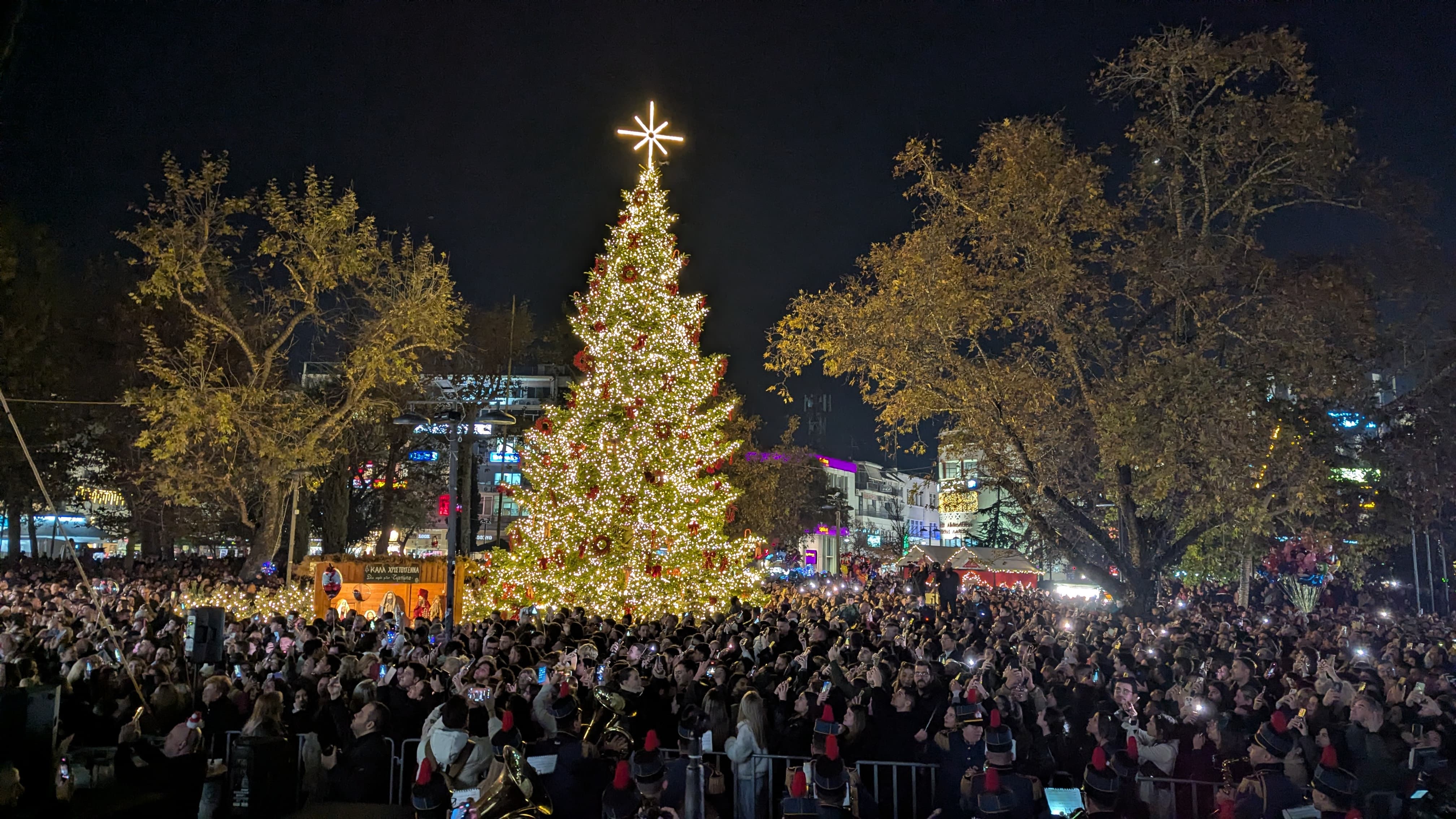 Δήμος Λαρισαίων: Φαντασμαγορική τελετή για το άναμμα του χριστουγεννιάτικου δέντρου (ΦΩΤΟ+video)