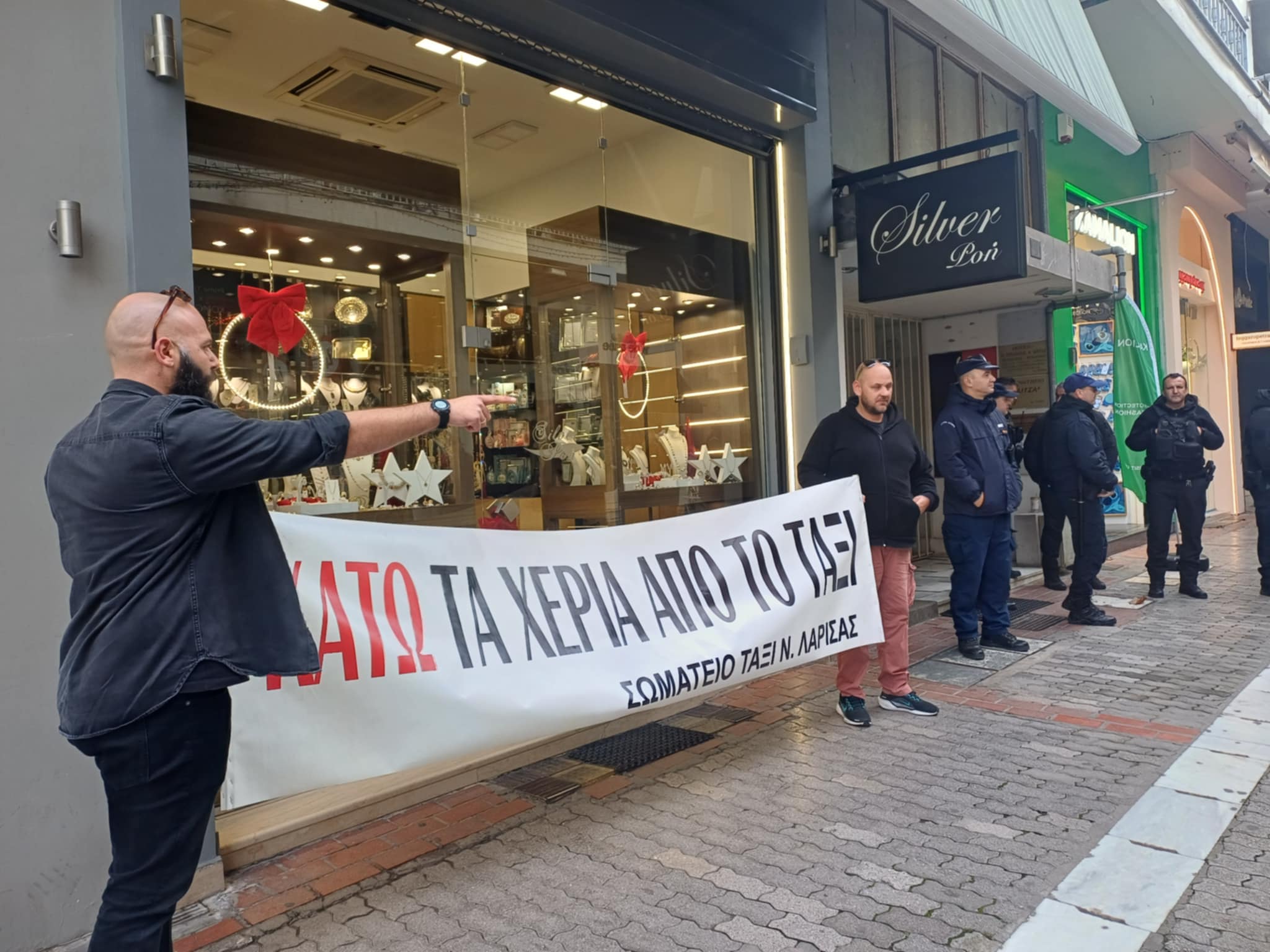 Απεργούν οι ταξιτζήδες στη Λάρισα- πανό έξω από το γραφείο Κέλλα και πορεία προς το μπλόκο της Νίκαιας (ΦΩΤΟ+video)