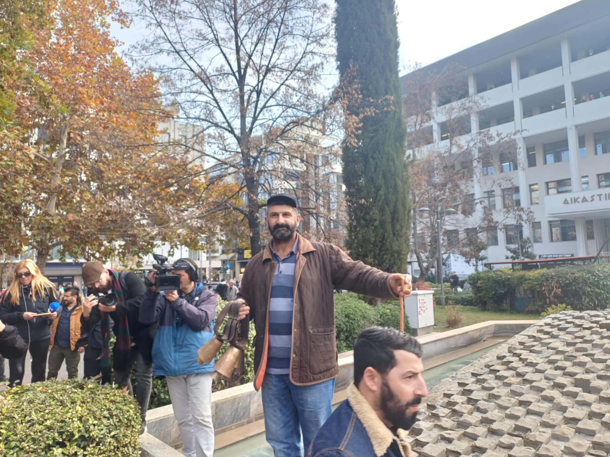 Οργισμένοι κτηνοτρόφοι στην κεντρική πλατεία έχυσαν γάλα και ζωοτροφές (ΦΩΤΟ+video)