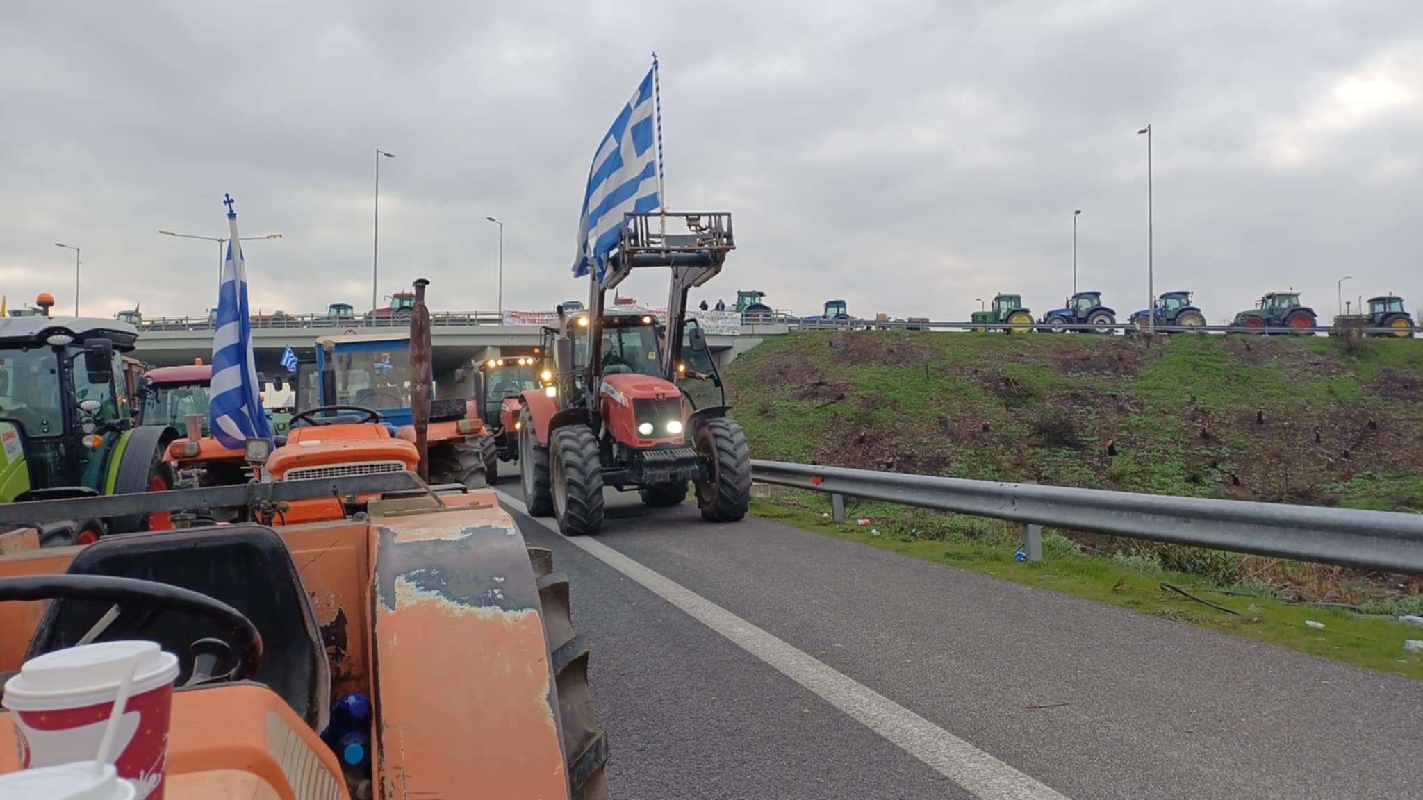 Νεα ενίσχυση στο μπλόκο Νίκαιας με 100 τρακτέρ (ΦΩΤΟ+video)