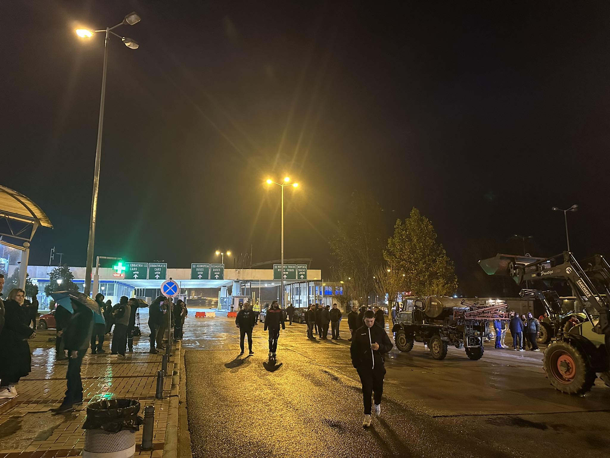 Οι αγρότες έκλεισαν το τελωνείο του Προμαχώνα για φορτηγά -Eπιτρέπεται η διέλευση σε ΙΧ, λεωφορεία και ασθενοφόρα