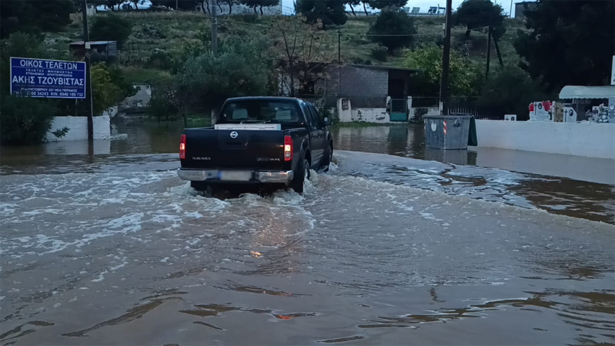 Η κακοκαιρία Byron «σφυροκοπά» την Αττική, δρόμοι ποτάμια και πλημμύρες -112 σε Μάνδρα-Μέγαρα, κλειστή η  Αθηνών-Κορίνθου