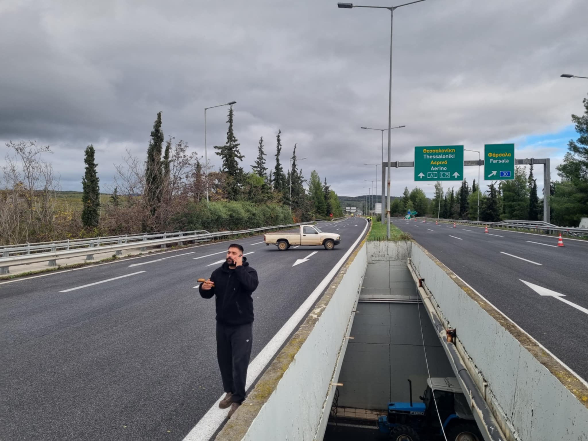 Στήνουν μπλόκο στον ΠΑΘΕ στον κόμβο Μικροθηβών αγρότες του Αλμυρού (ΦΩΤΟ)
