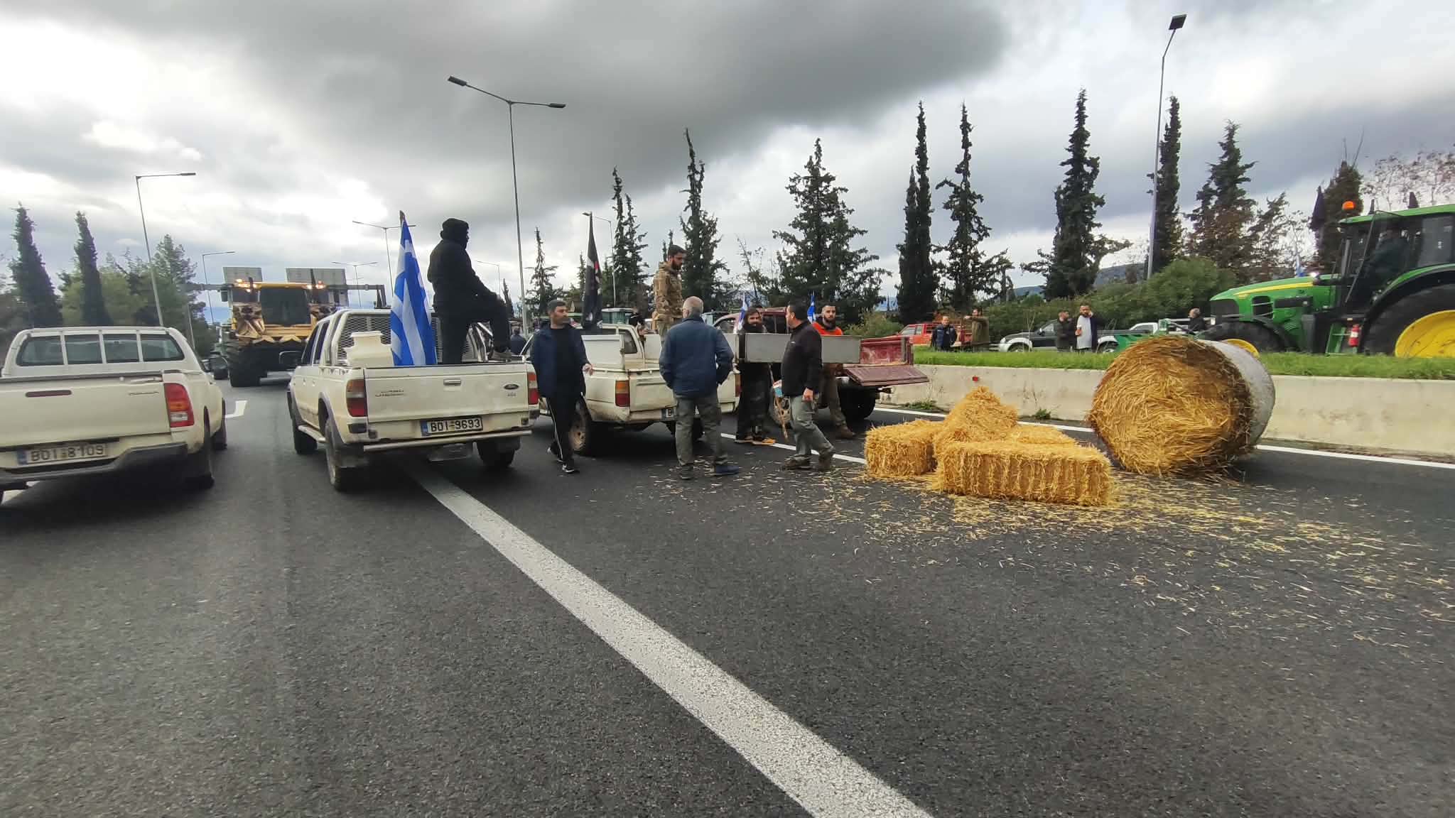 Έκαψαν μπάλες με άχυρο καιέχυσαν γάλα στον ΠΑΘΕ στις Μικροθήβες οι αγρότες του Αλμυρού (ΦΩΤΟ)