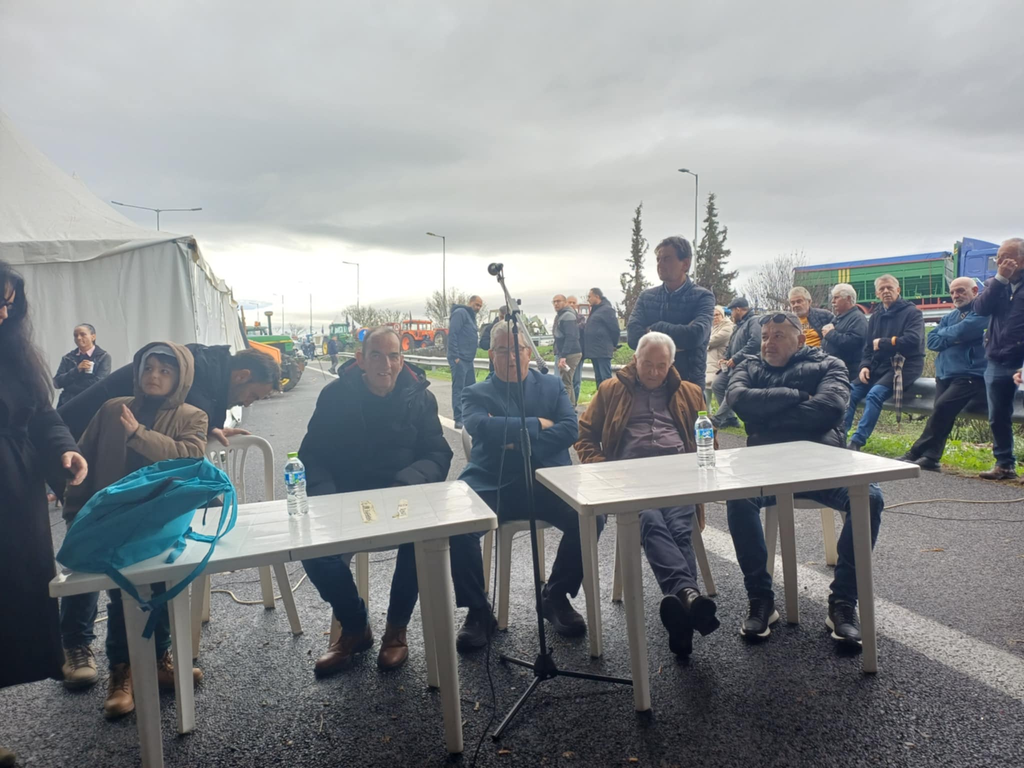 Στο μπλόκο της Νίκαιας ο Κουτσούμπας – Μήνυμα στήριξης στους αγρότες (ΦΩΤΟ-ΒΙΝΤΕΟ)