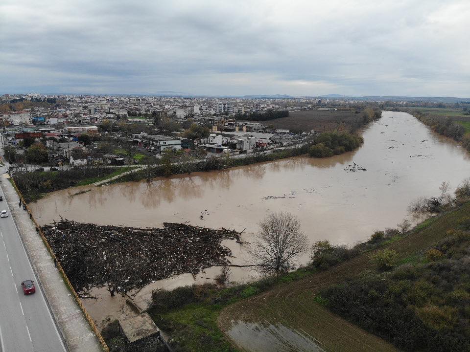 Δύσκολη νύχτα πέρασε η Λάρισα: Έφτασε στα 6,30 μέτρα η στάθμη του Πηνειού πριν αρχίσει να υποχωρεί (ΦΩΤΟ)