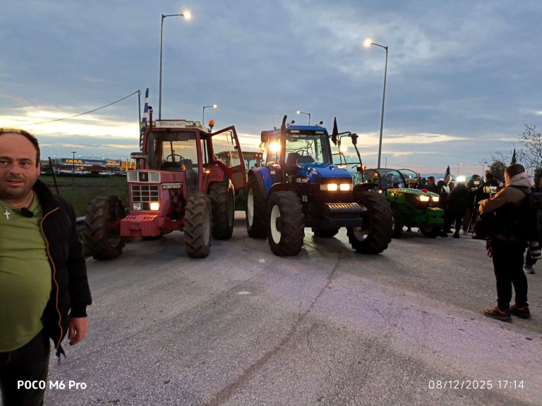 Αγρότες απέκλεισαν τους παραδρόμους στον κόμβο της Νίκαιας – Κλιμακώνουν τον αγώνα τους