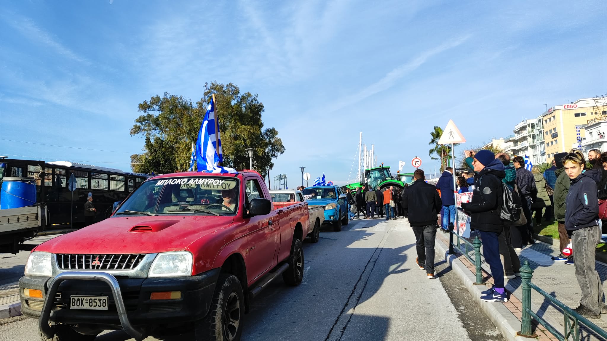 Παρέλαση από τρακτέρ στο λιμάνι Βόλου, οι αγρότες θέλουν να το αποκλείσουν -κλούβες ΜΑΤ στις πύλες (ΦΩΤΟ)