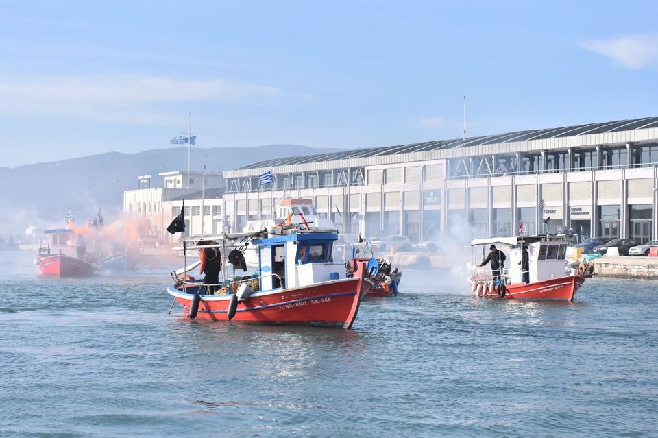 Αποκλεισμένο από στεριά και θάλασσα το λιμάνι του Βόλου -Έφτασαν οι αγρότες με  τρακτέρ και ψαράδες με τα καΐκια (ΦΩΤΟ+video)