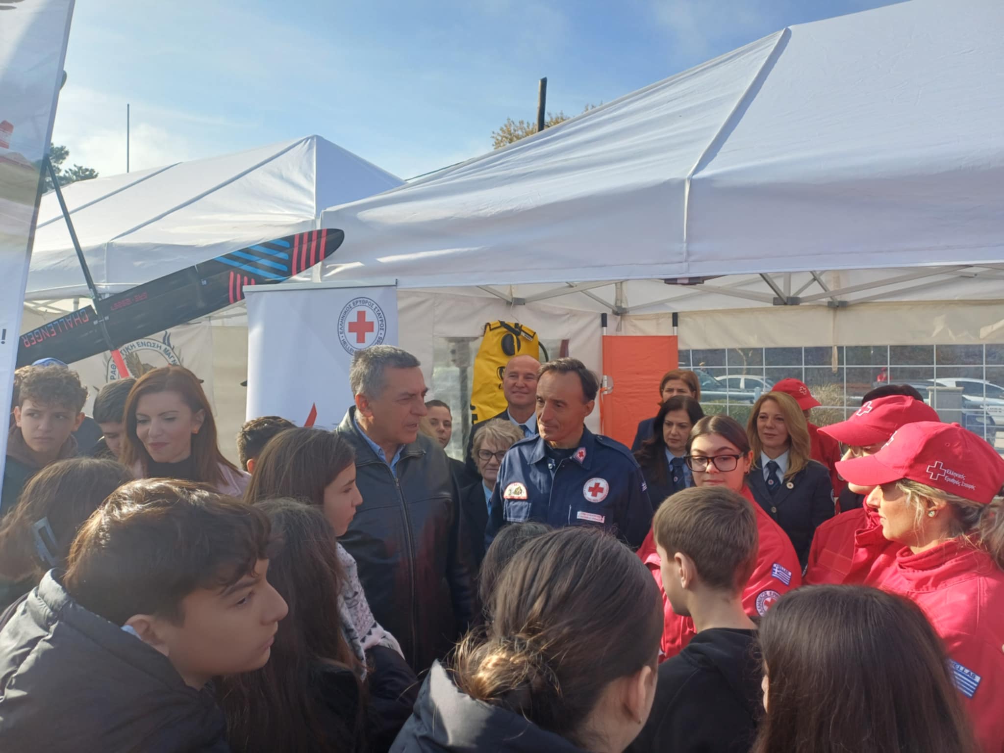 Γέμισε εθελοντές το προαύλιο της περιφέρειας- επίδειξη ΚΑΡΠΑ στο “Open Day Εθελοντισμού” (ΦΩΤΟ)