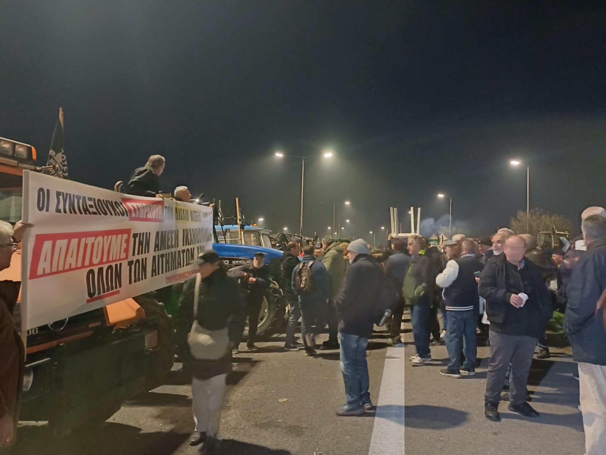 Στο μπλόκο της Νίκαιας ο μητροπολίτης Λαρίσης κ. Ιερώνυμος και φορείς της Λάρισας (ΦΩΤΟ)