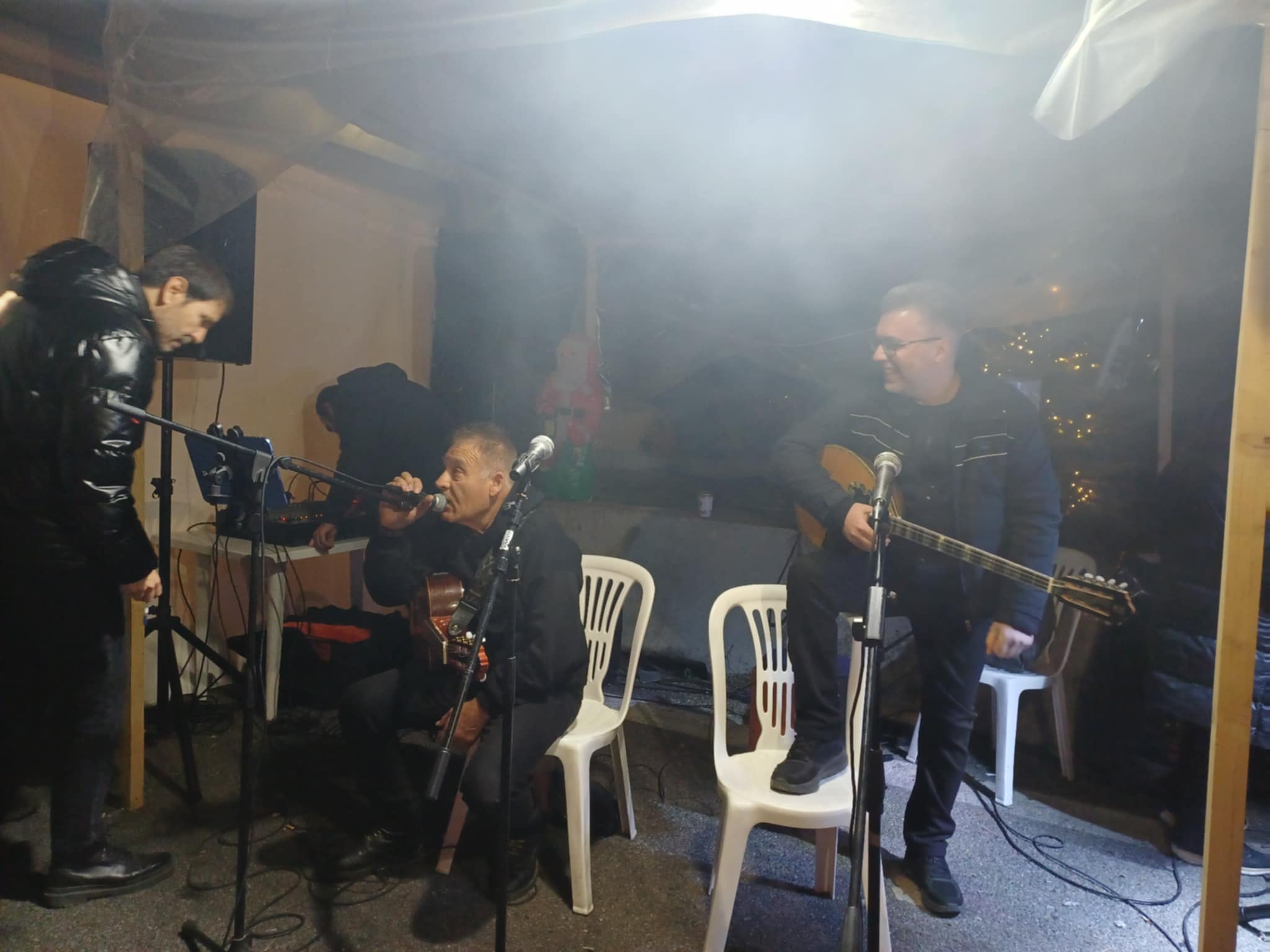 Συναυλία με Λαρισαίους μουσικούς, σουβλάκια, κρασί και κέφι στο μπλόκο της Νίκαιας (ΦΩΤΟ+video)