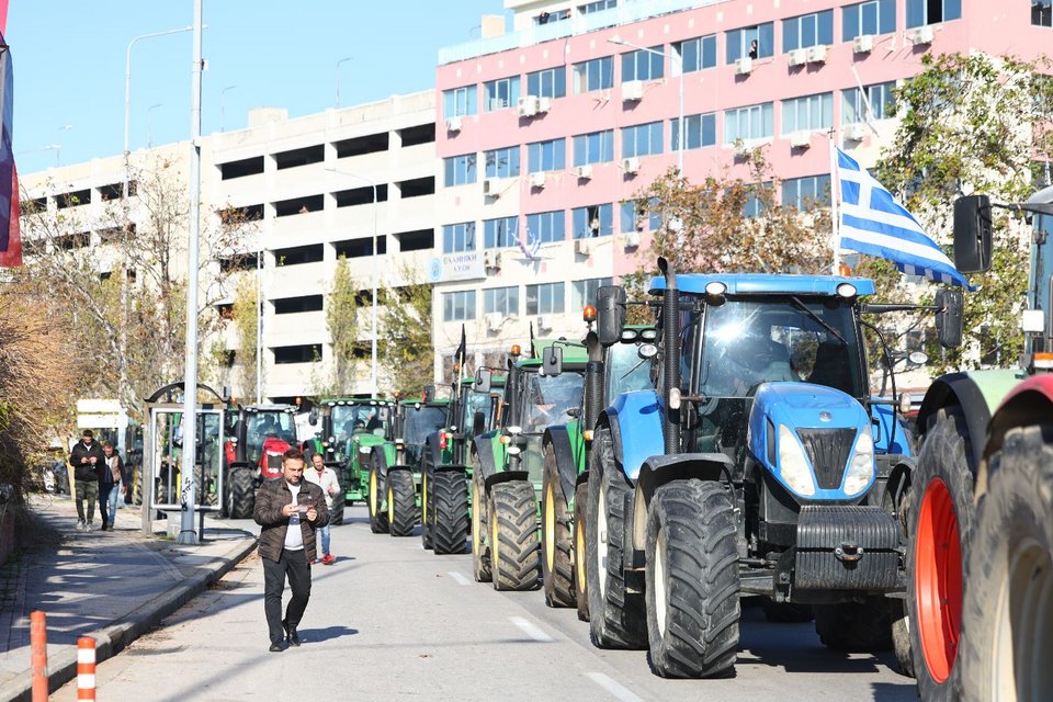 Μπήκαν στη Θεσσαλονίκη με τα τρακτέρ οι αγρότες -Εστησαν μπλόκο έξω από το λιμάνι