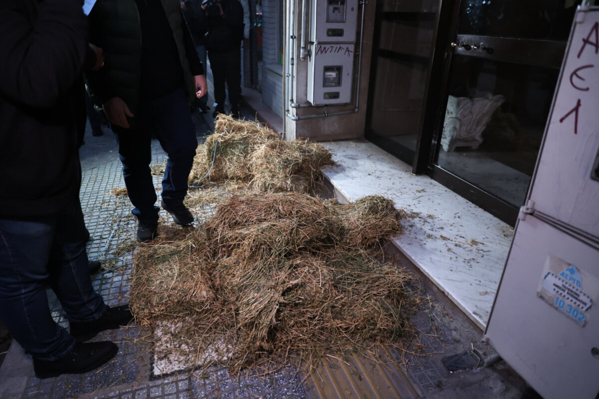 Διαμαρτυρία αγροτών έξω από τα γραφείατων τριών κυβερνητικών βουλευτών στη Λάρισα