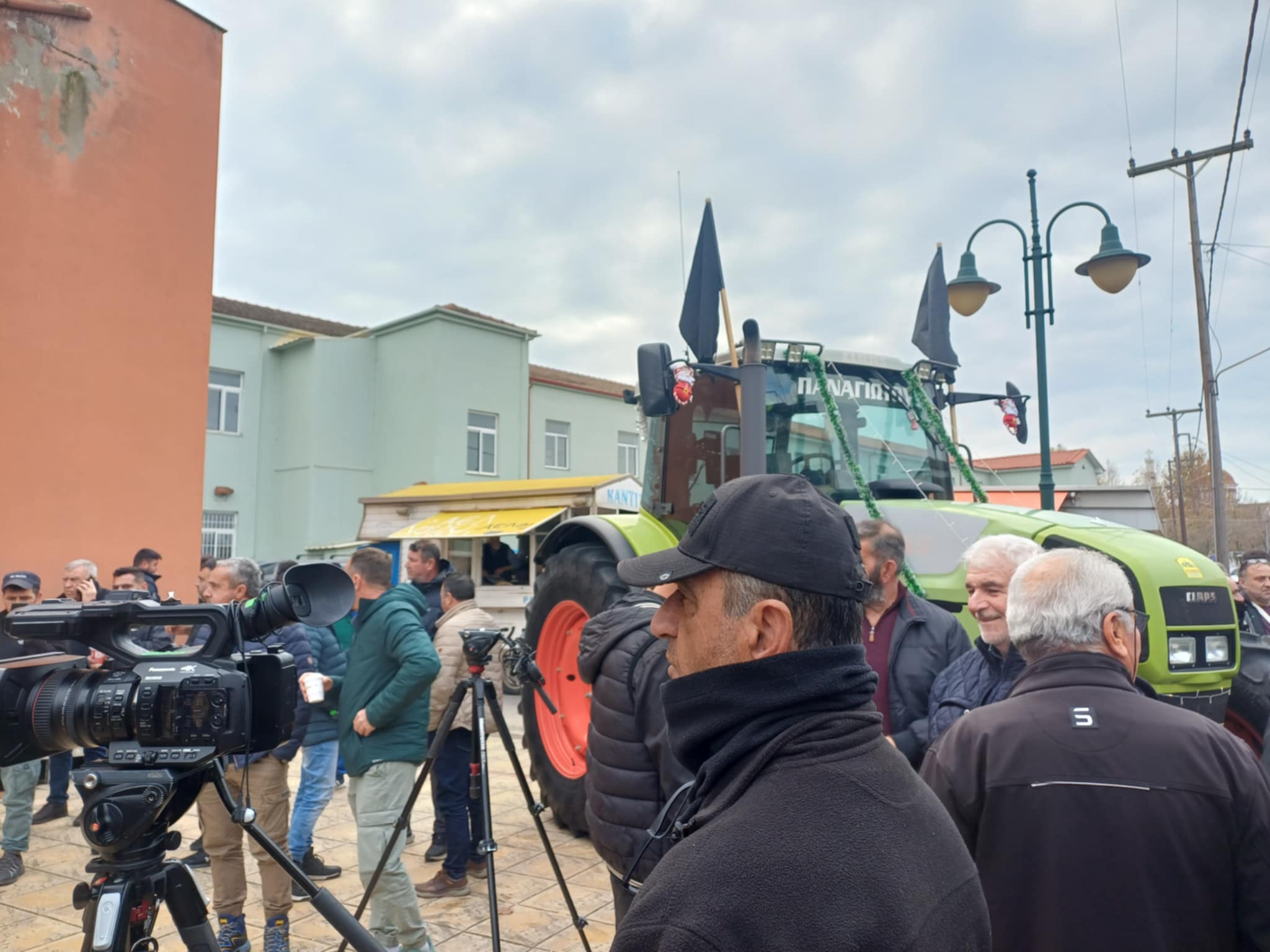 Συγκεβτρώνονται στη Νίκαια οι αγρότες για την κρίσιμη συνεδρίαση- τι θα απαντήσουν στο κάλεσμα του πρωθυπουργού (ΦΩΤΟ)