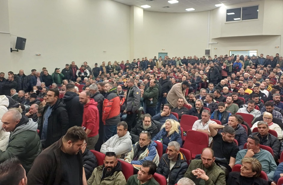 Ασφυκτικά γεμάτη η αίθουσα στη Νίκαια- επικρατεί η άποψη για κλιμάκωση και άρνηση του ραντεβού στο Μαξίμου (ΦΩΤΟ)