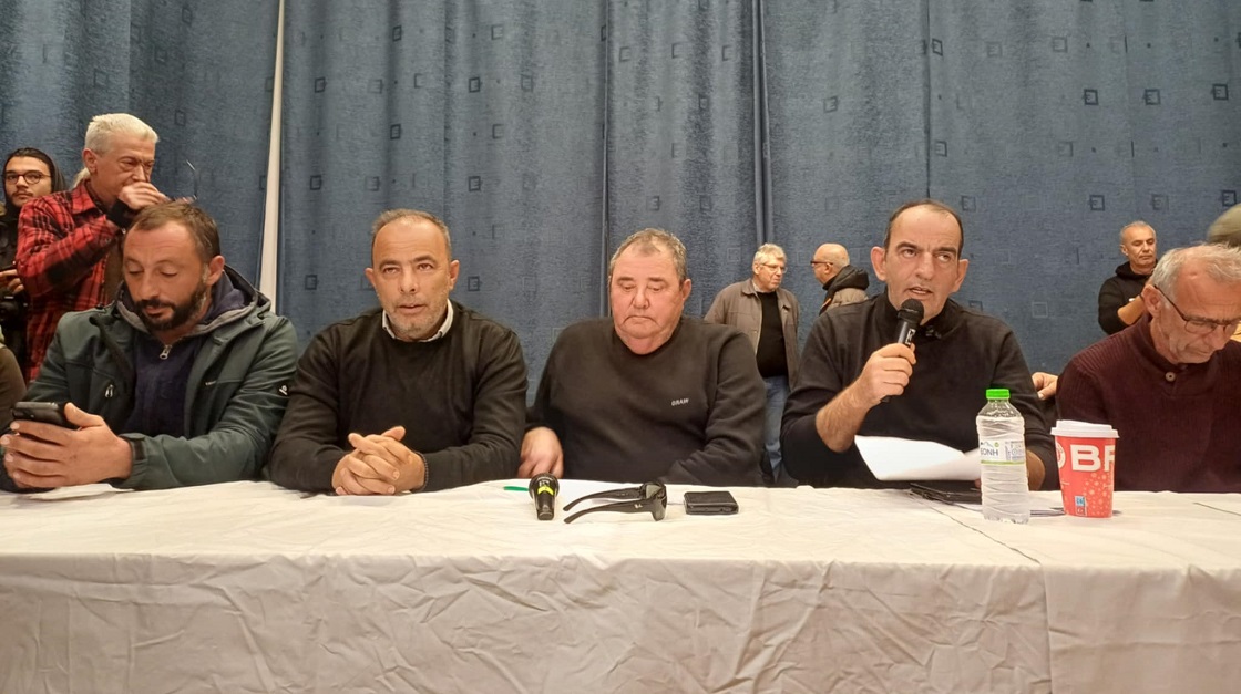 Νέα έκκληση για διάλογο από την κυβέρνηση, ενώ οι αγρότες παραμένουν στα μπλόκα και στέλνουν λίστα αιτημάτων στον πρωθυπουργό