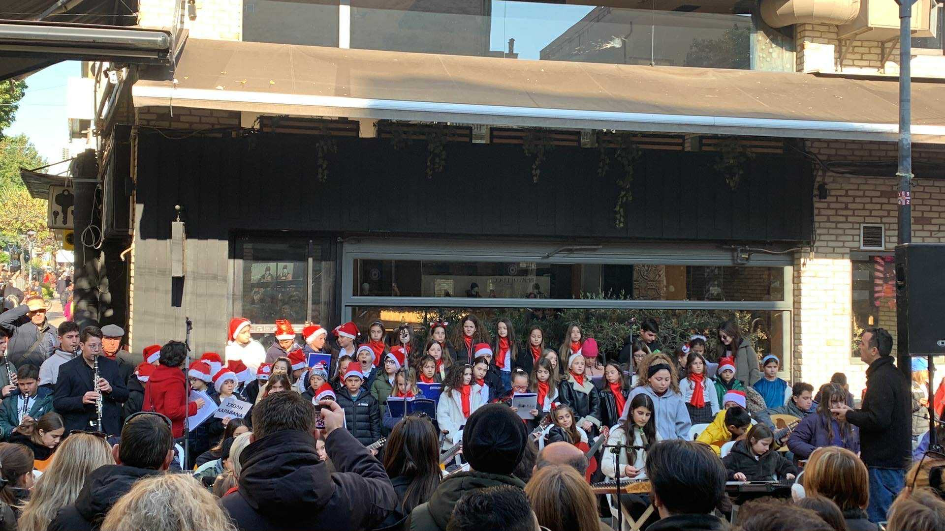 Κάλαντα από όλη την Ελλάδα στο εμπορικό κέντρο της Λάρισας (ΦΩΤΟ)