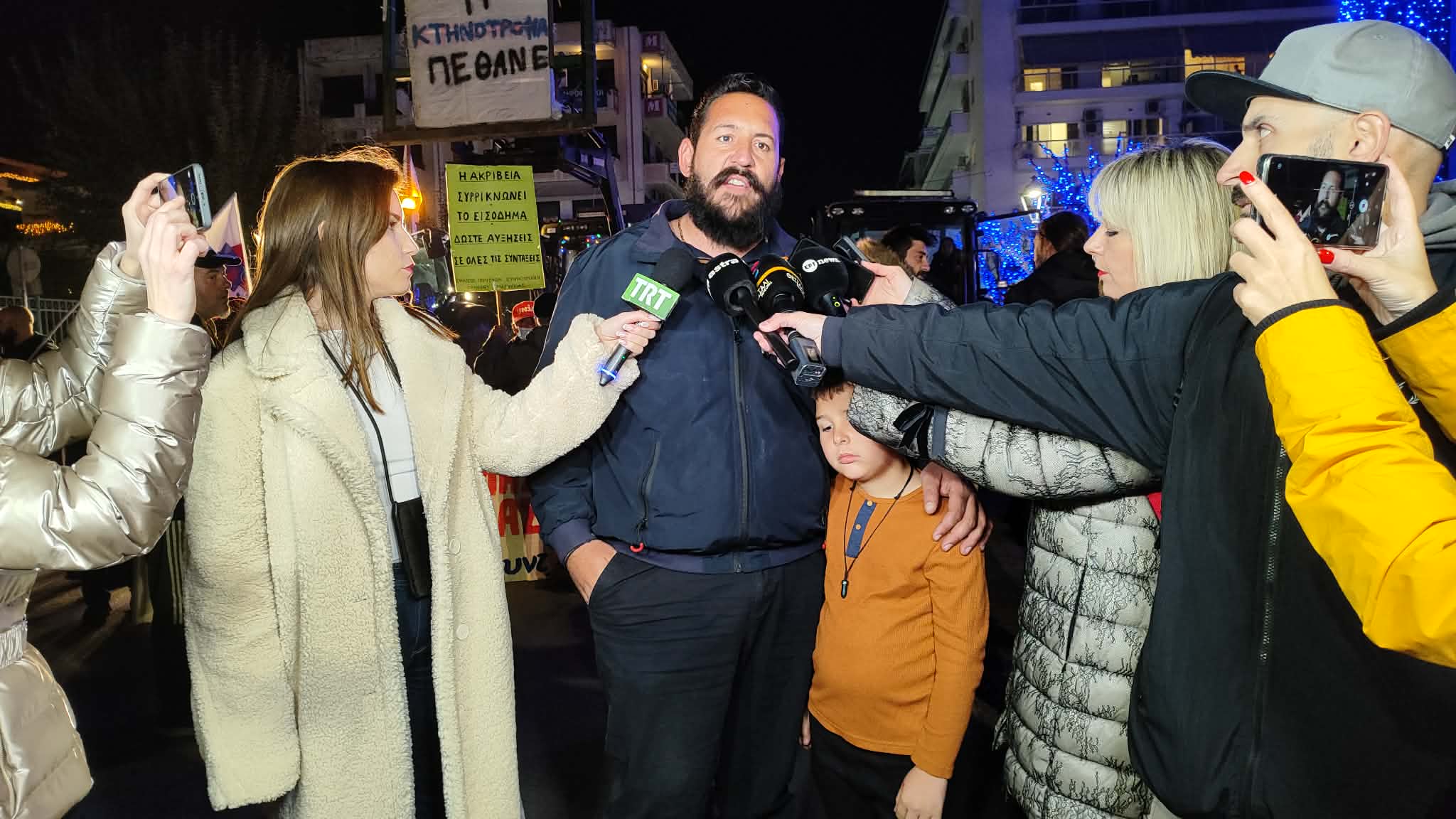 Με τρακτέρ η απεργιακή συγκέντρωση στην πλατεία Ελευεθρίας στον Βόλο ΦΩΤΟ)