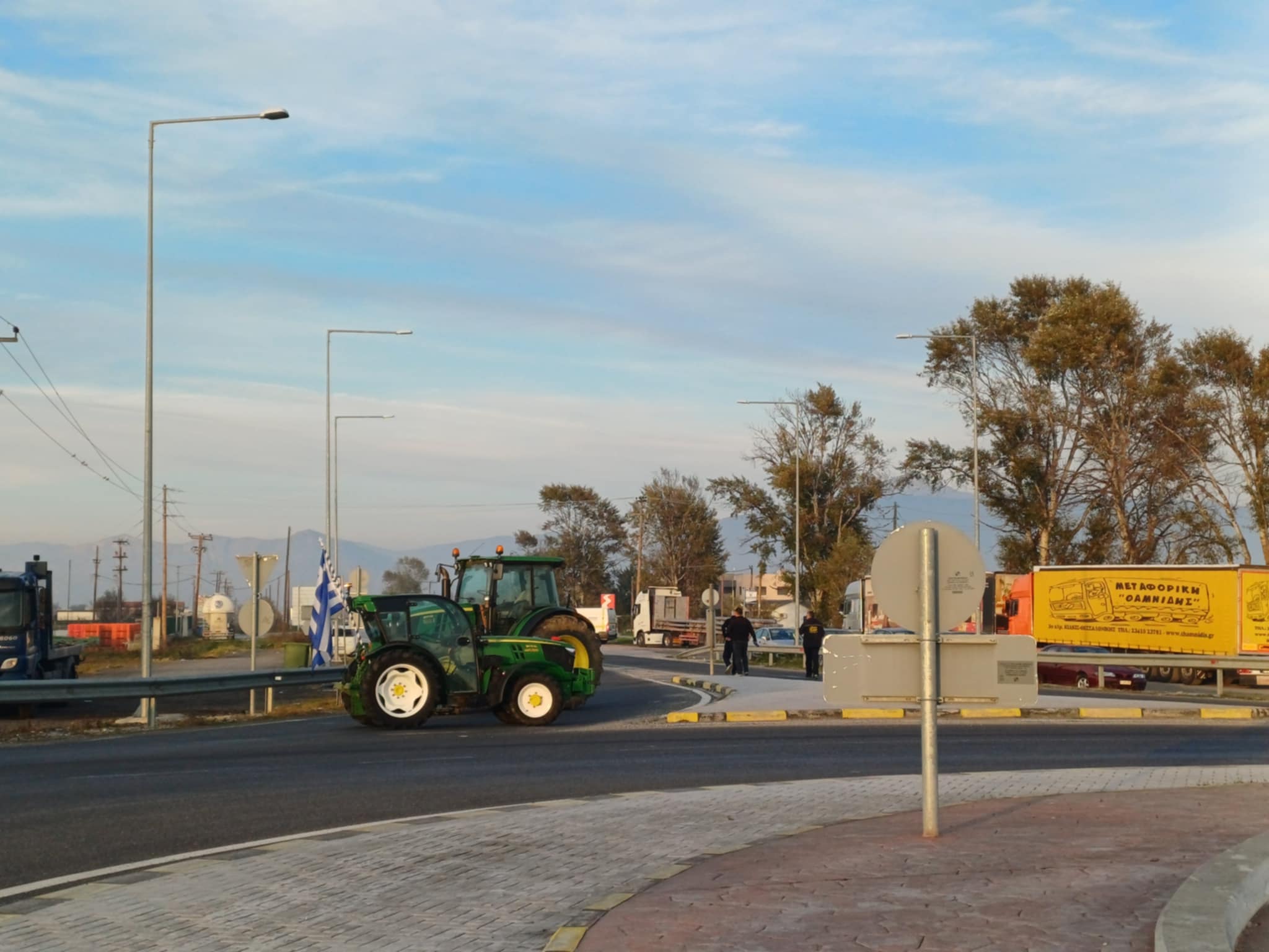 Έκλεισαν στον Πλατύκαμπο και την παλιά ΕΟ Λάρισας- Βόλου οι αγρότες (ΦΩΤΟ+video)