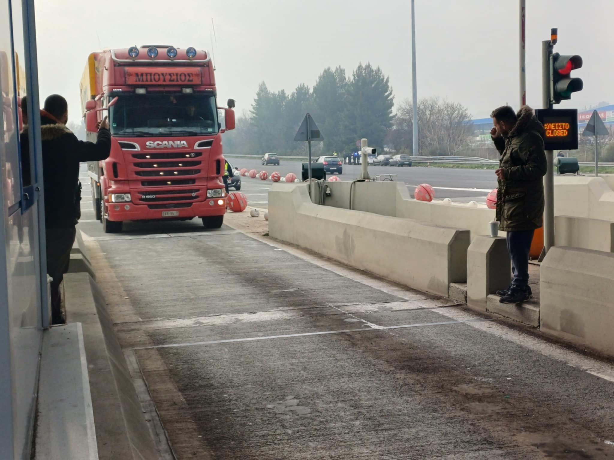 Άνοιξαν τις μπάρες των διοδίων στο Μακρυχώρι οι αγρότες του μπλόκου της Νίκαιας (ΦΩΤΟ)