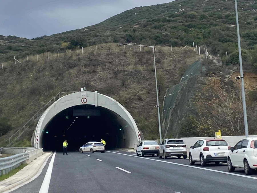 Έκλεισαν τις σήραγγες των Τεμπών μόνο για  φορτηγά οι αγρότες και η αστυνομία και για ΙΧ–  (ΦΩΤΟ +video)